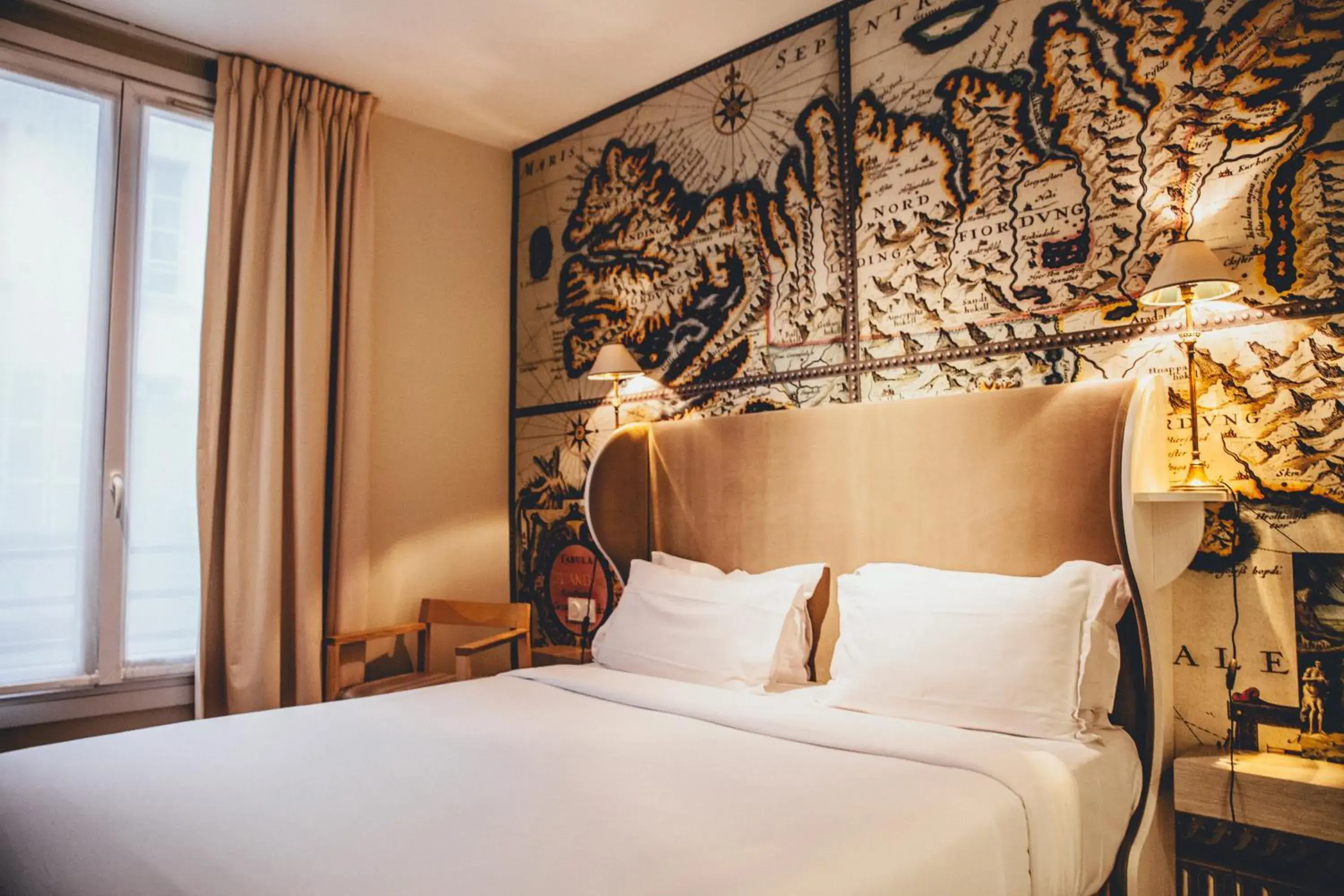 Day, Bed in Hôtel du Continent Day, Bed in Hôtel du Continent