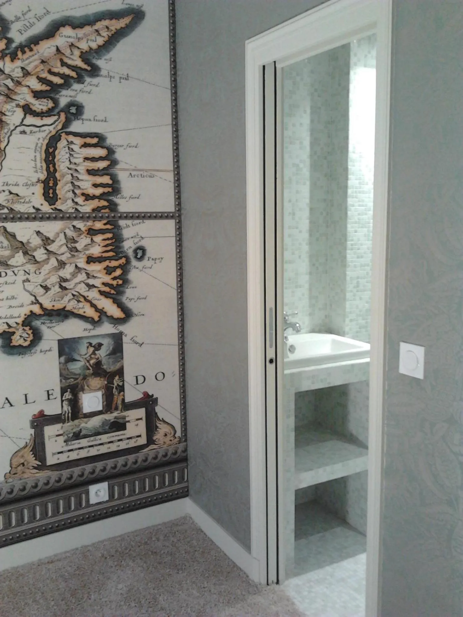 Bathroom in Hôtel du Continent