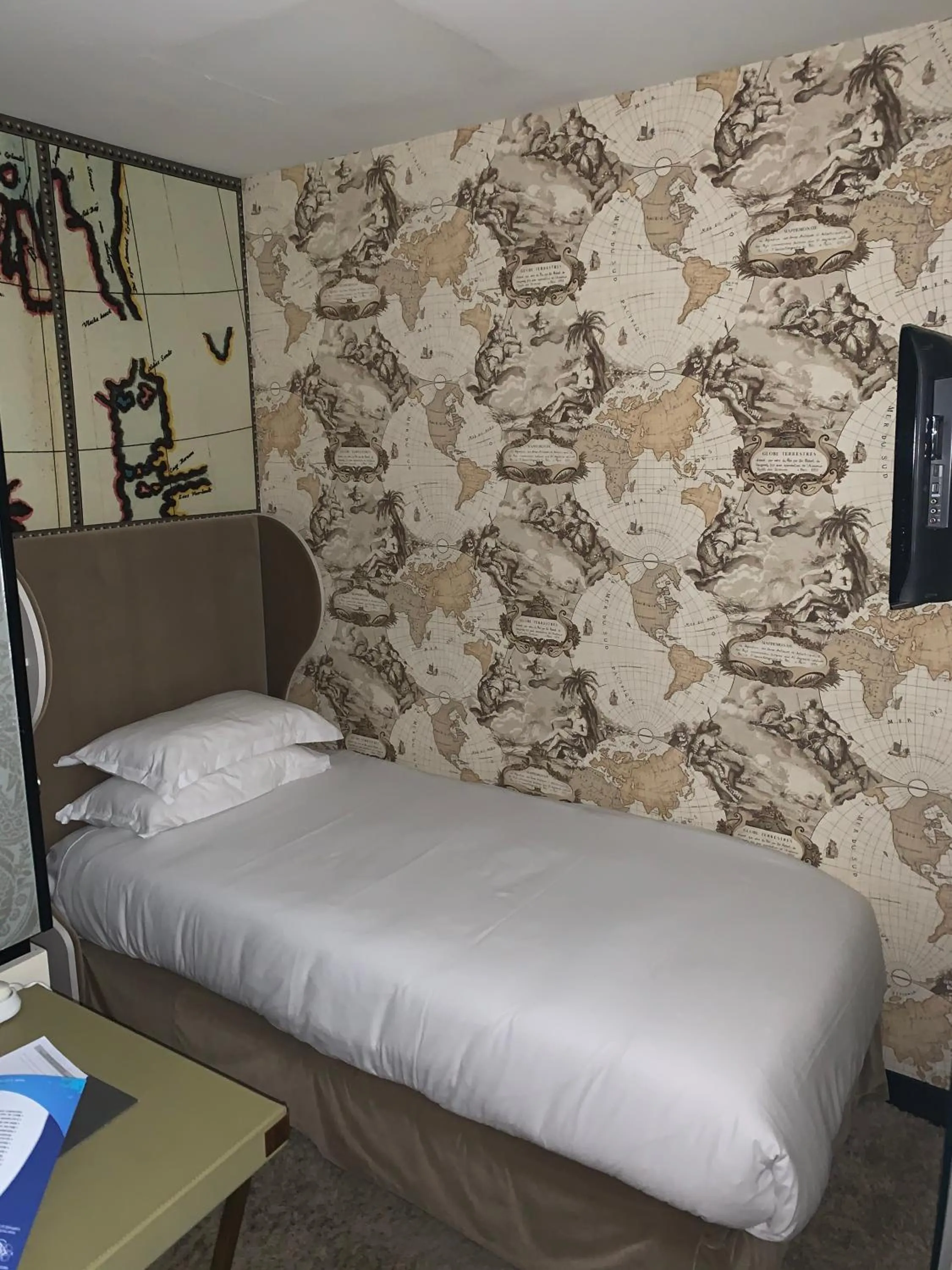 Bed in Hôtel du Continent