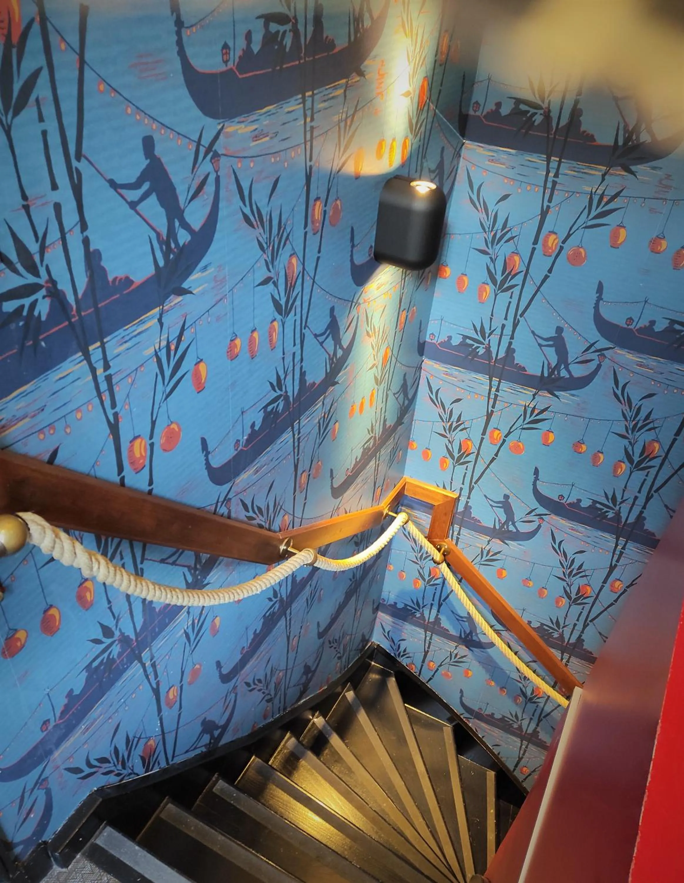 Bathroom in Hôtel du Continent