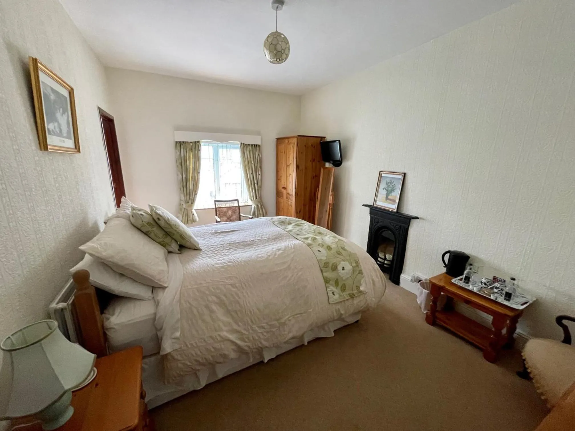 Photo of the whole room, Bed in Plough and Harrow