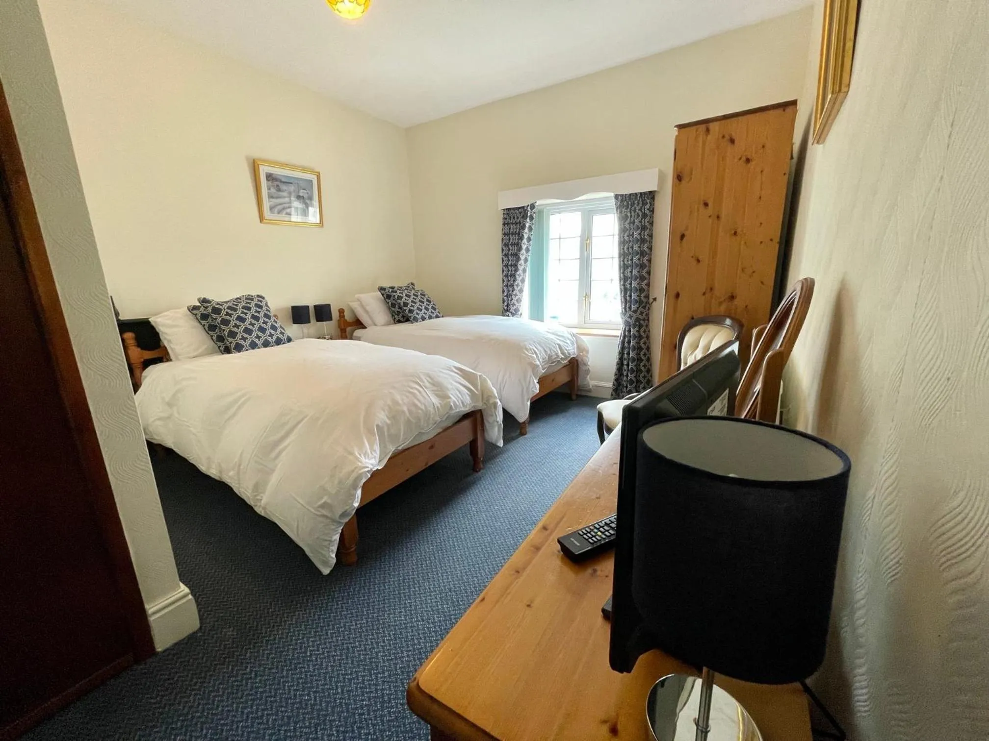 Photo of the whole room, Bed in Plough and Harrow