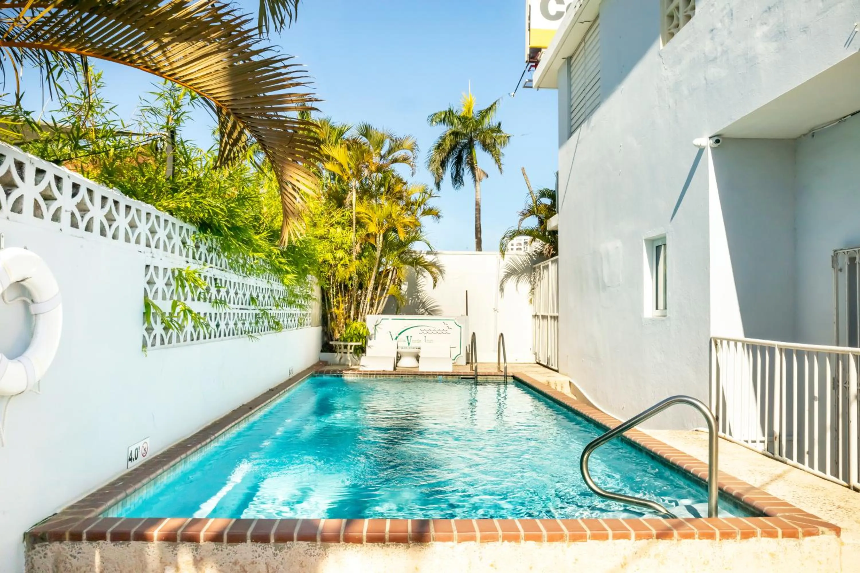 Swimming pool in Villa Verde Inn