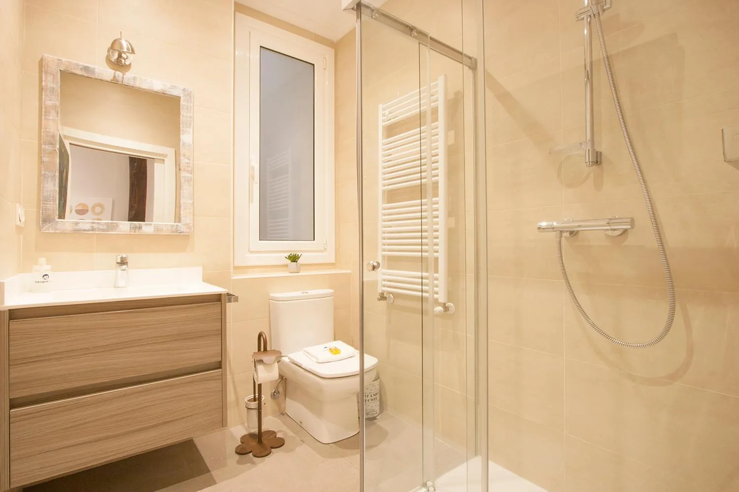 Shower in Gerezi - Basque Stay