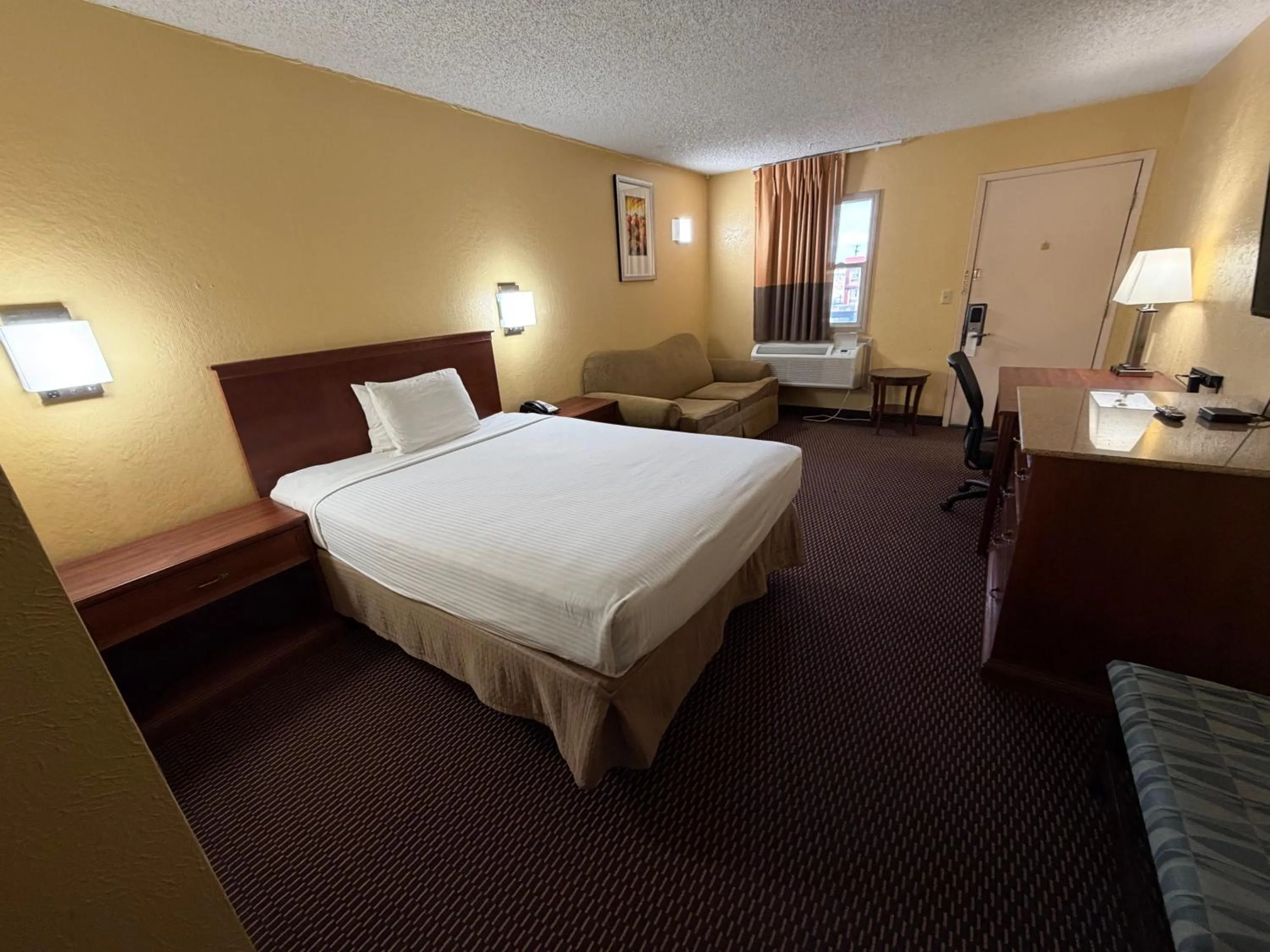 Bed in Nendels Inn & Suites Dodge City Airport