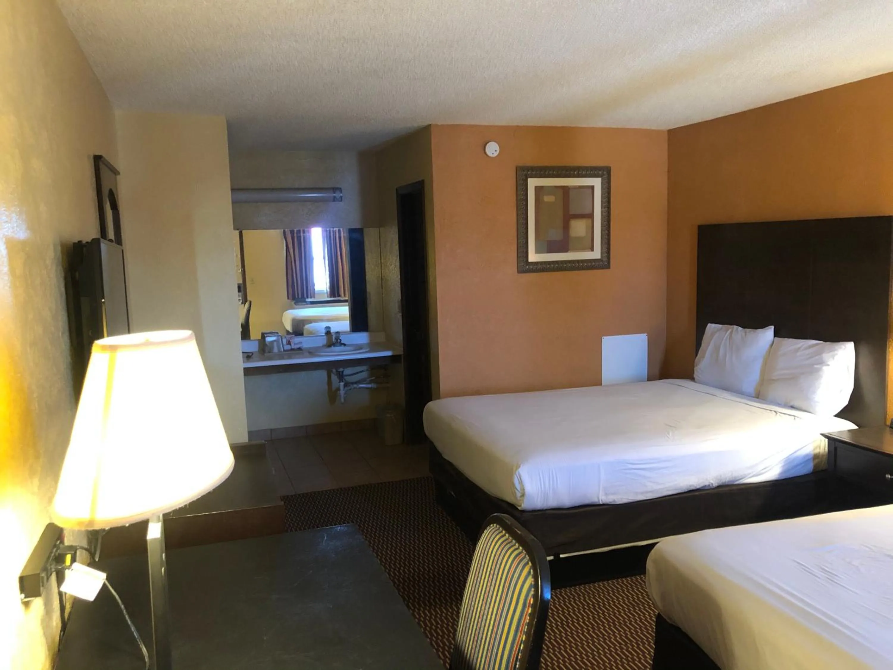 Bed in Nendels Inn & Suites Dodge City Airport