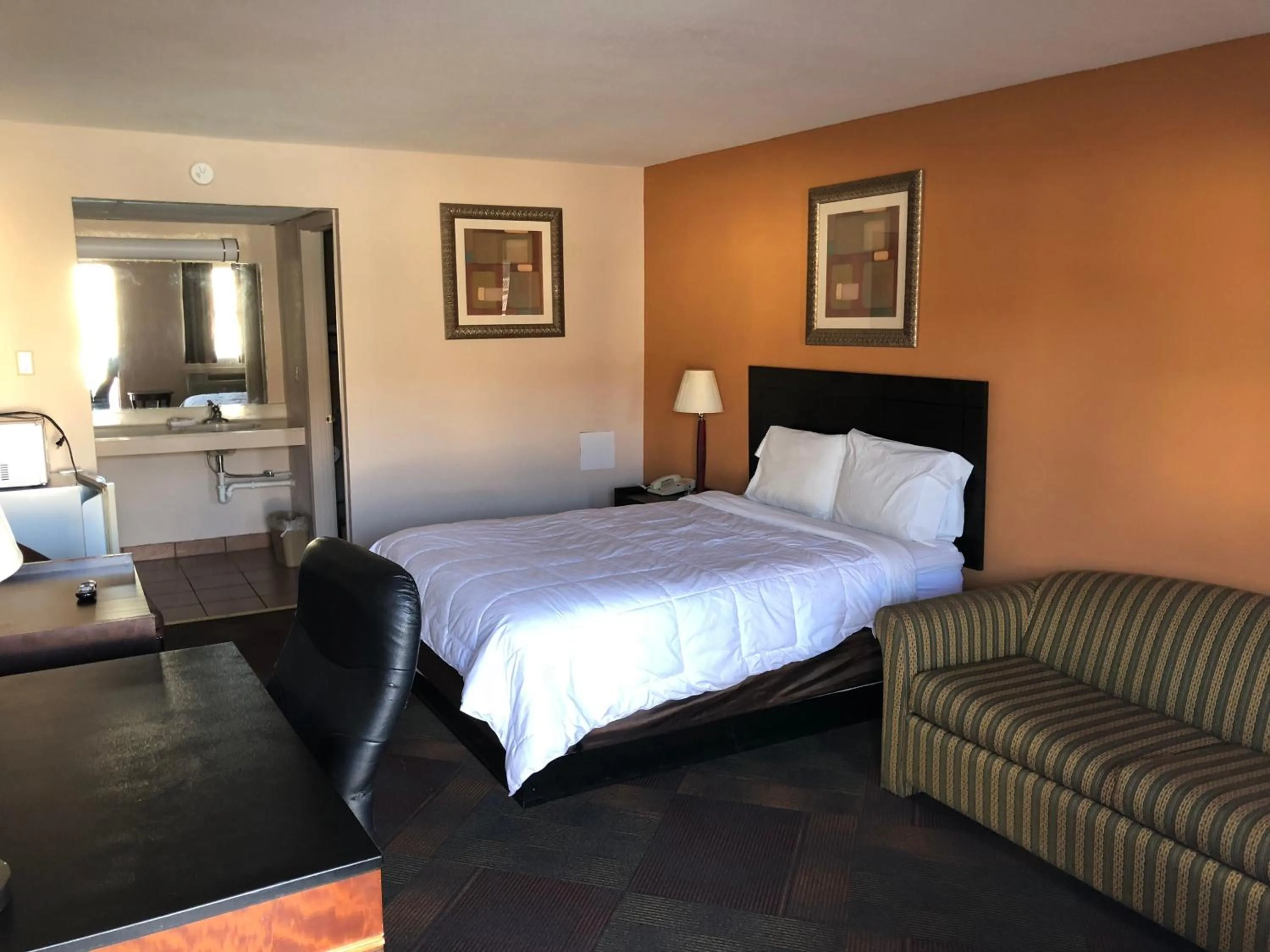 Bed in Nendels Inn & Suites Dodge City Airport