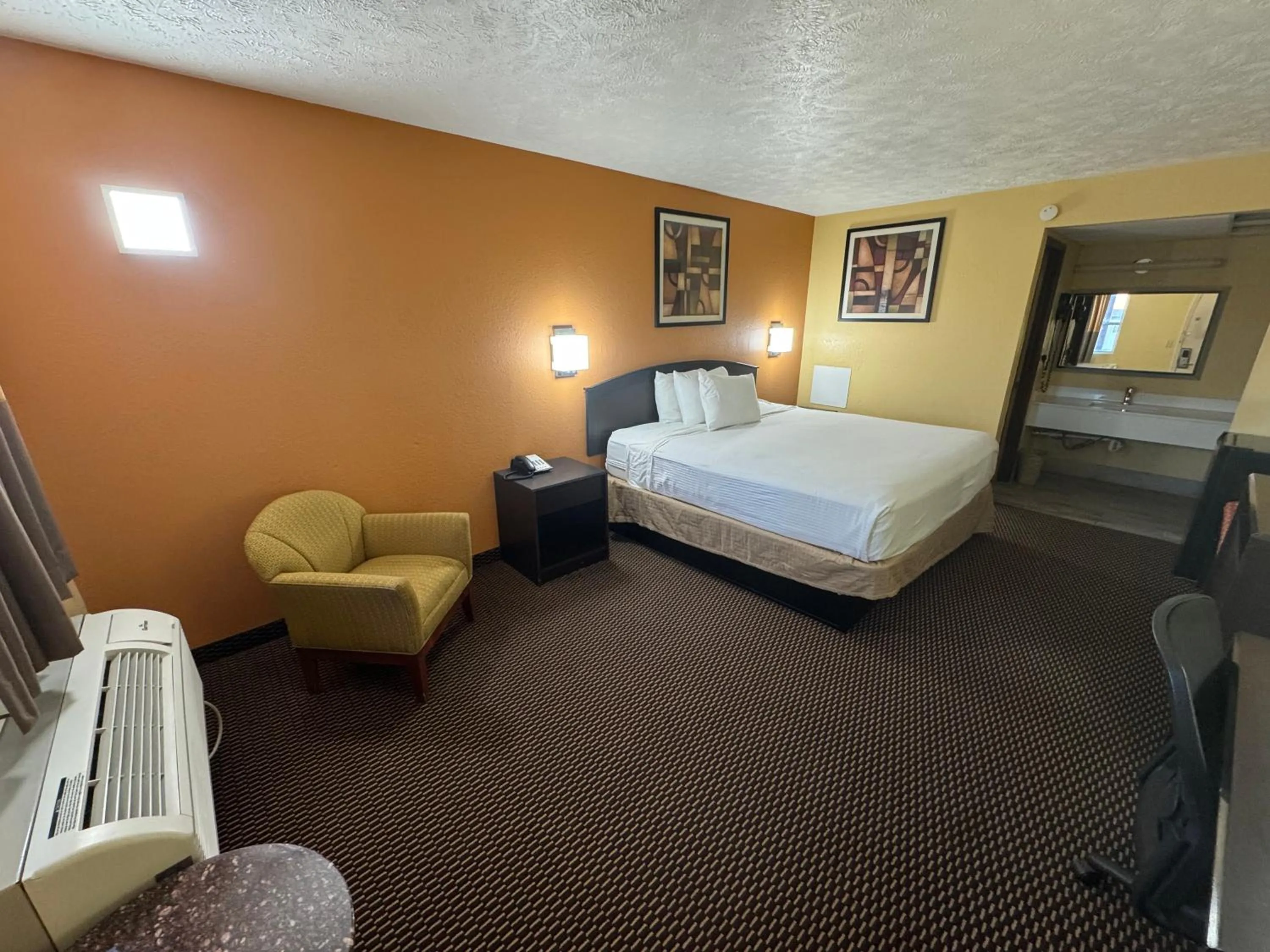 Bed in Nendels Inn & Suites Dodge City Airport