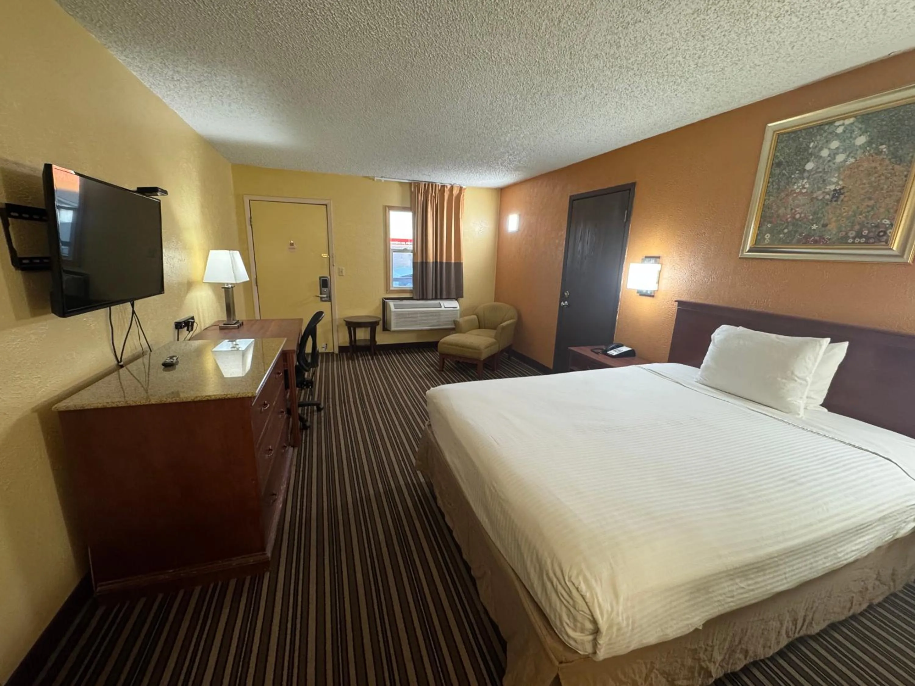 Bed in Nendels Inn & Suites Dodge City Airport