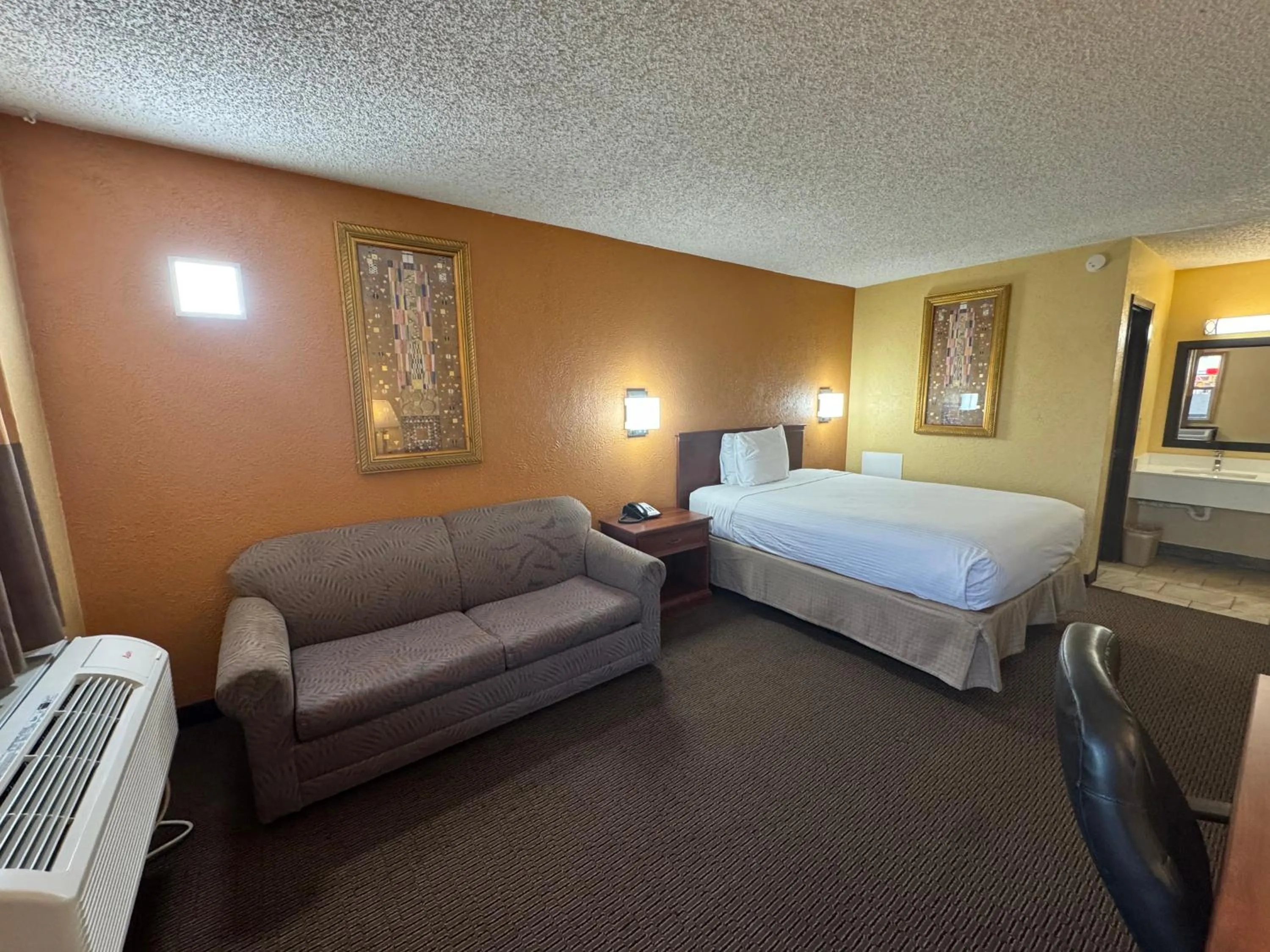 Bed in Nendels Inn & Suites Dodge City Airport