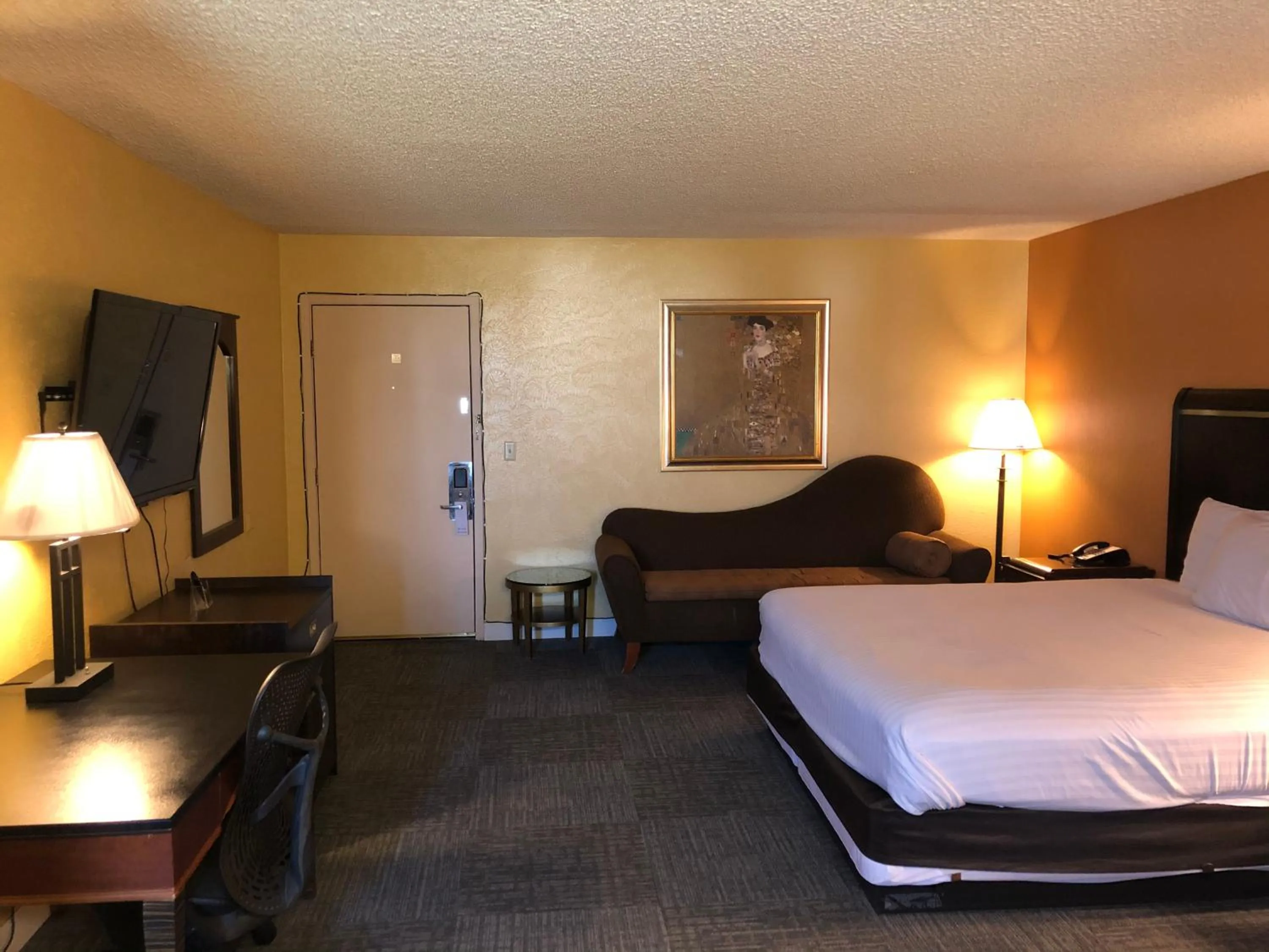 Bed in Nendels Inn & Suites Dodge City Airport