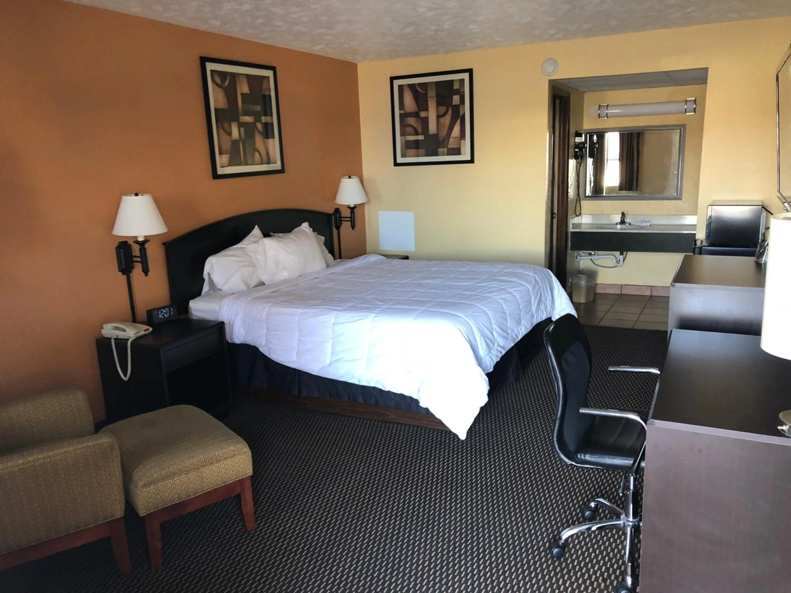Bed in Nendels Inn & Suites Dodge City Airport