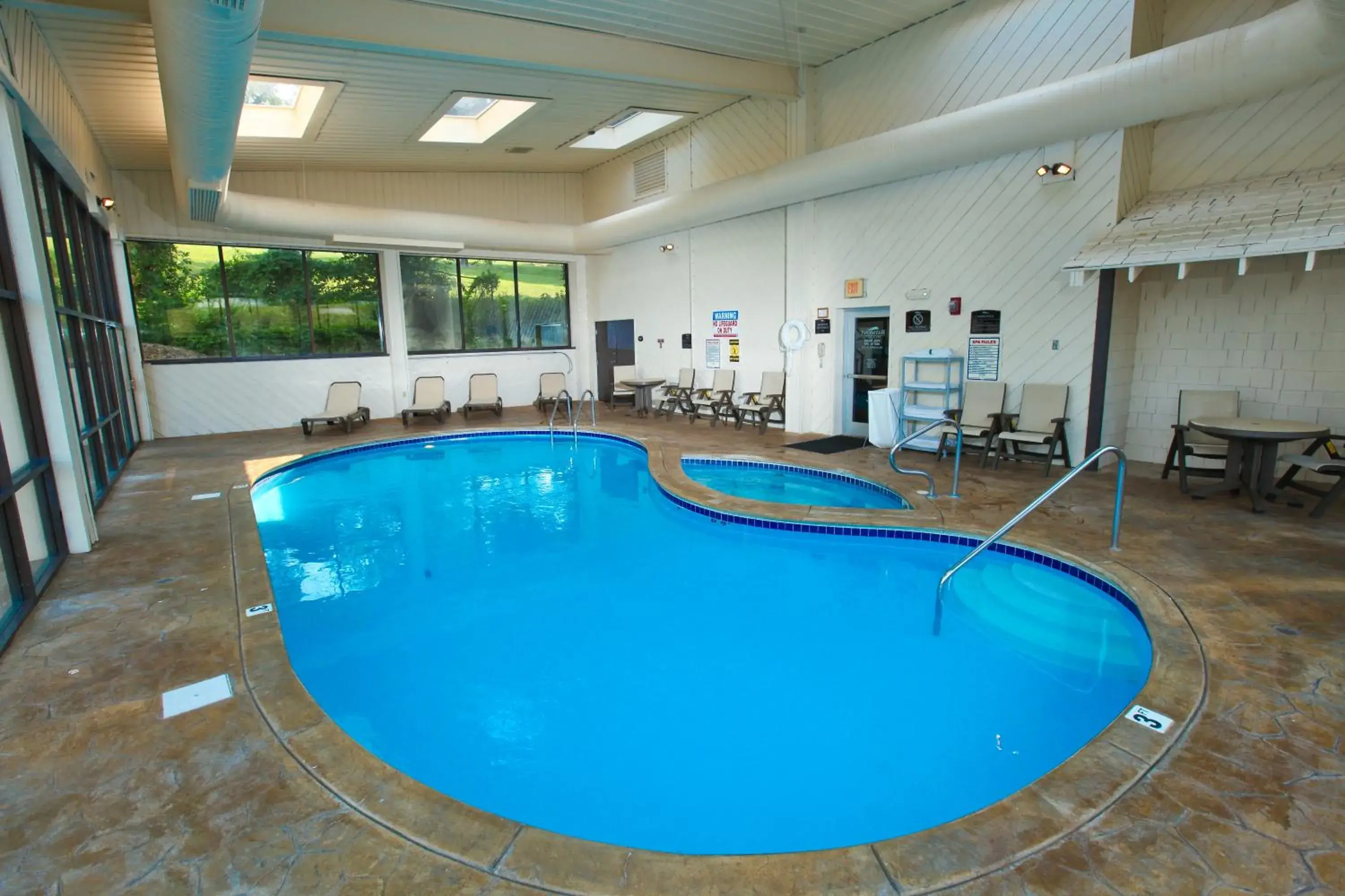 Swimming pool in Baymont by Wyndham Branson - On the Strip Swimming pool in Baymont by Wyndham Branson - On the Strip