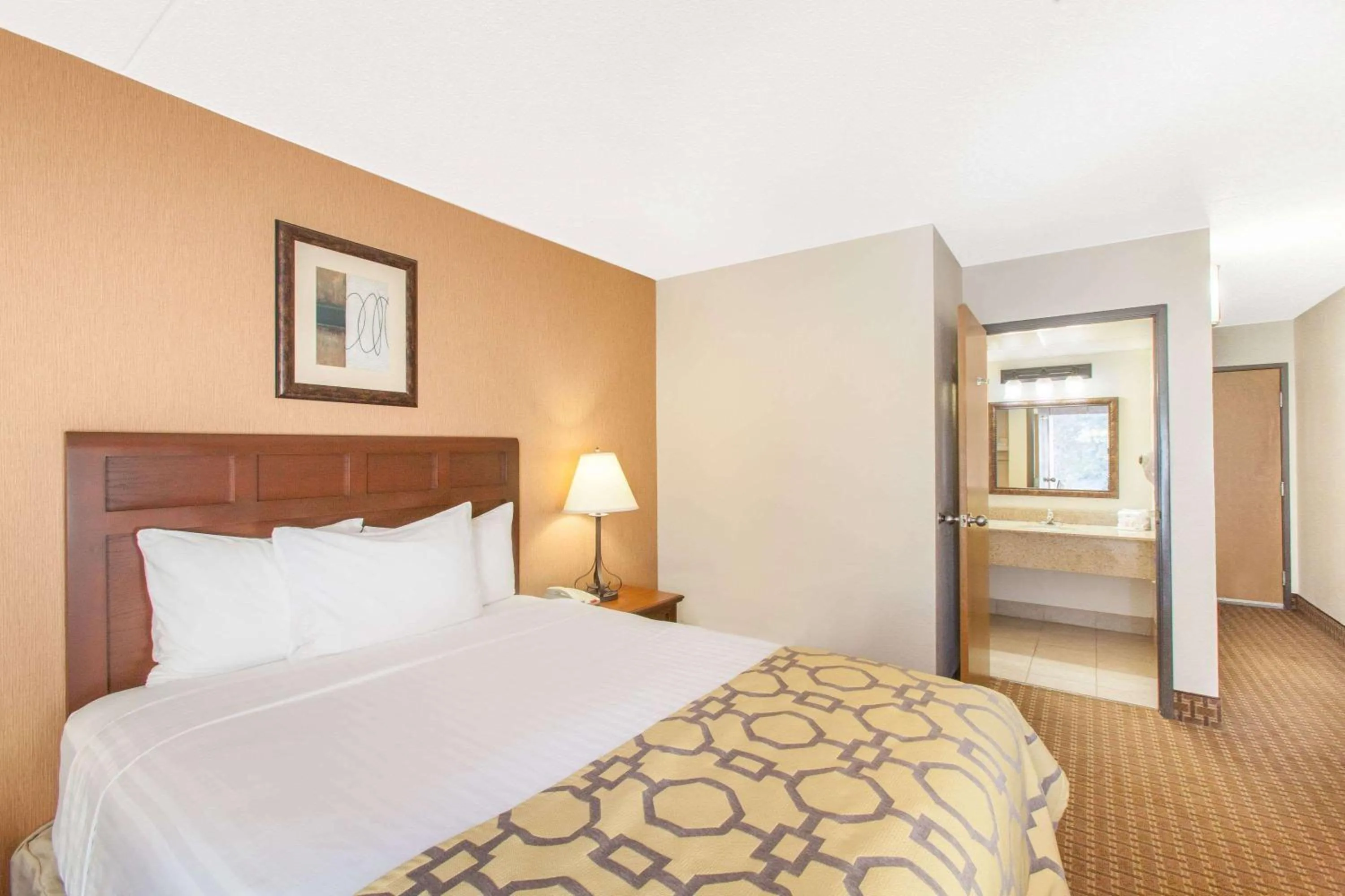 Photo of the whole room, Bed in Baymont by Wyndham Branson - On the Strip