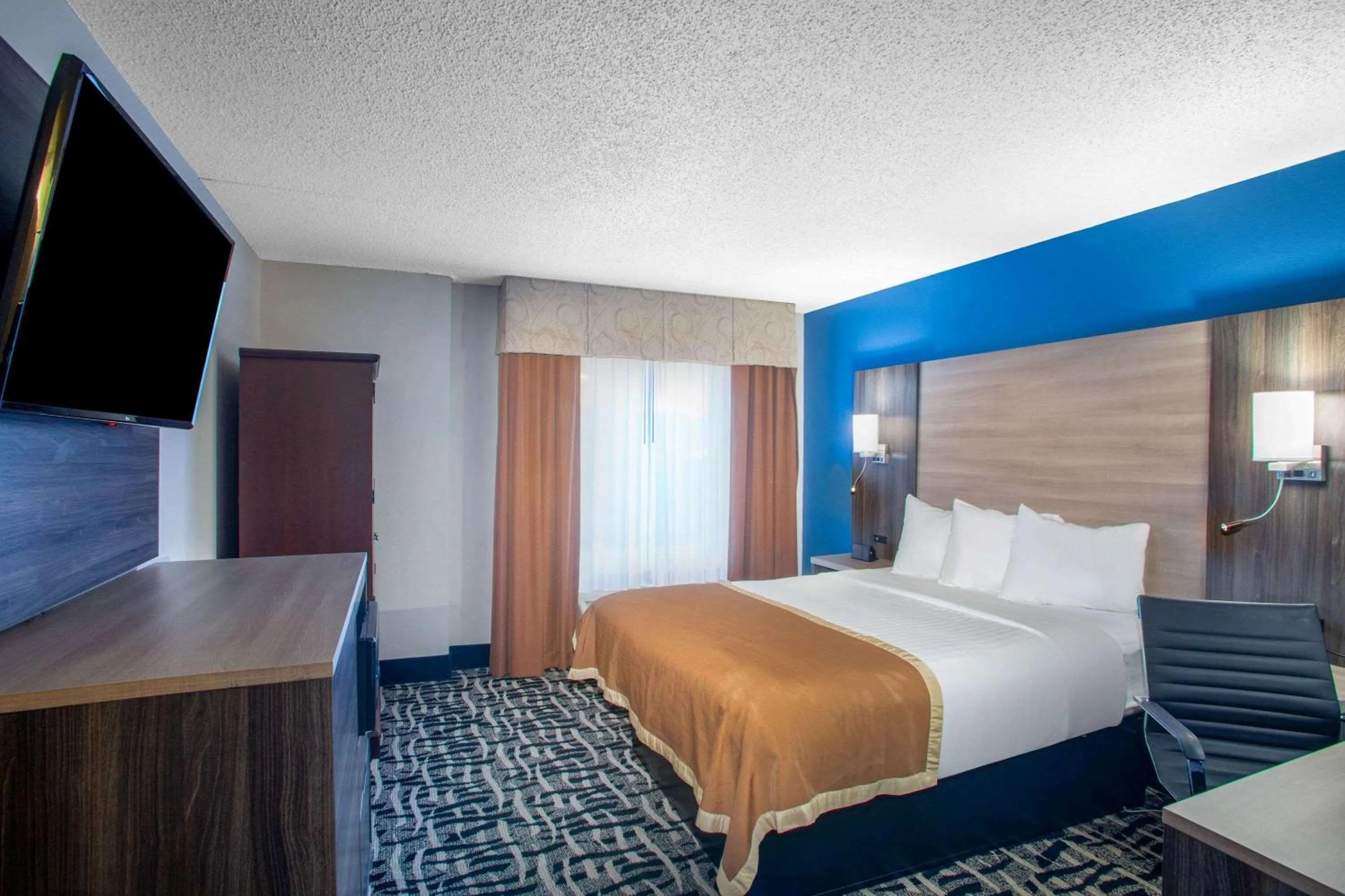 Photo of the whole room, Bed in Baymont by Wyndham Branson - On the Strip