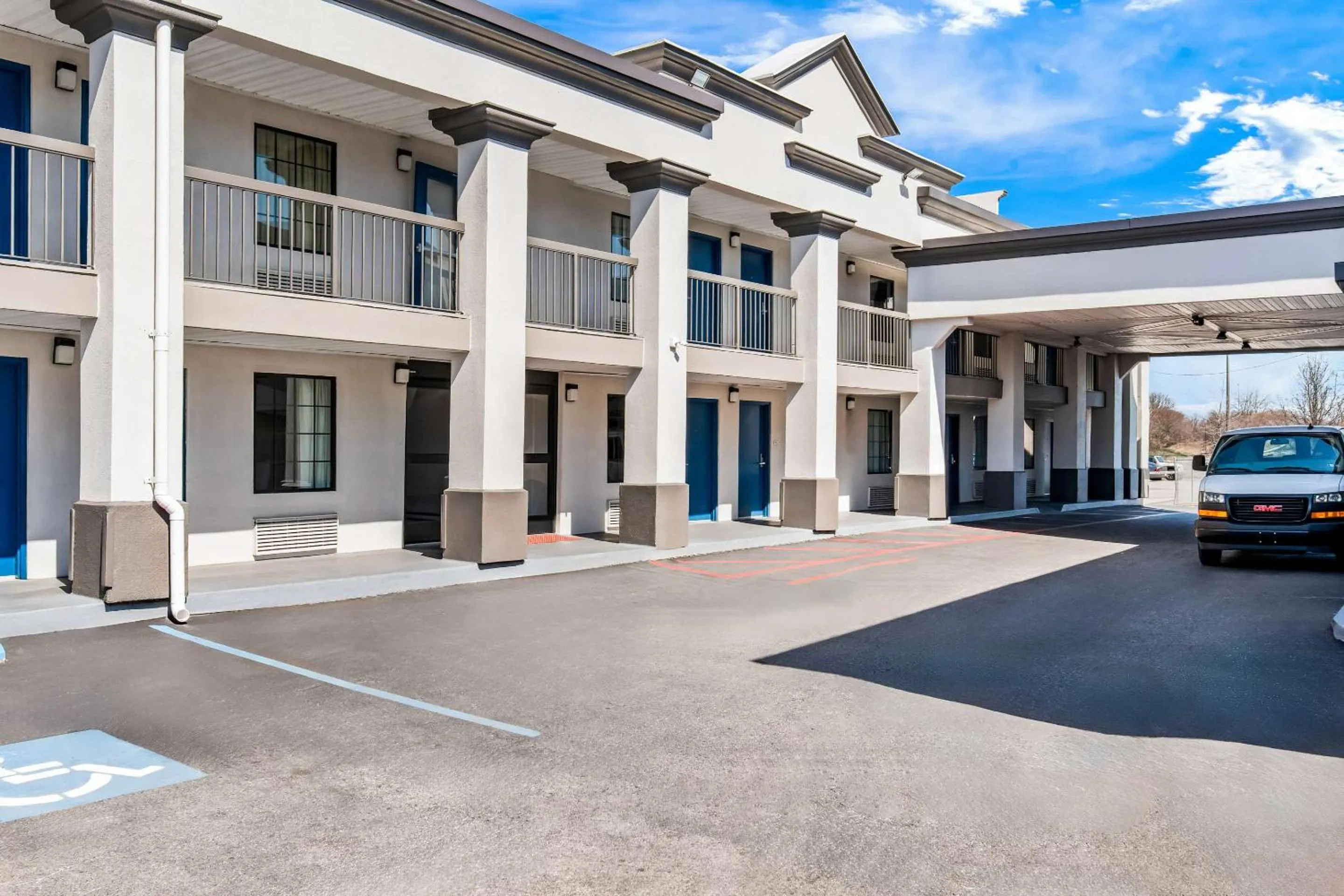 Property building in Motel 6 Lester - Philadelphia Airport