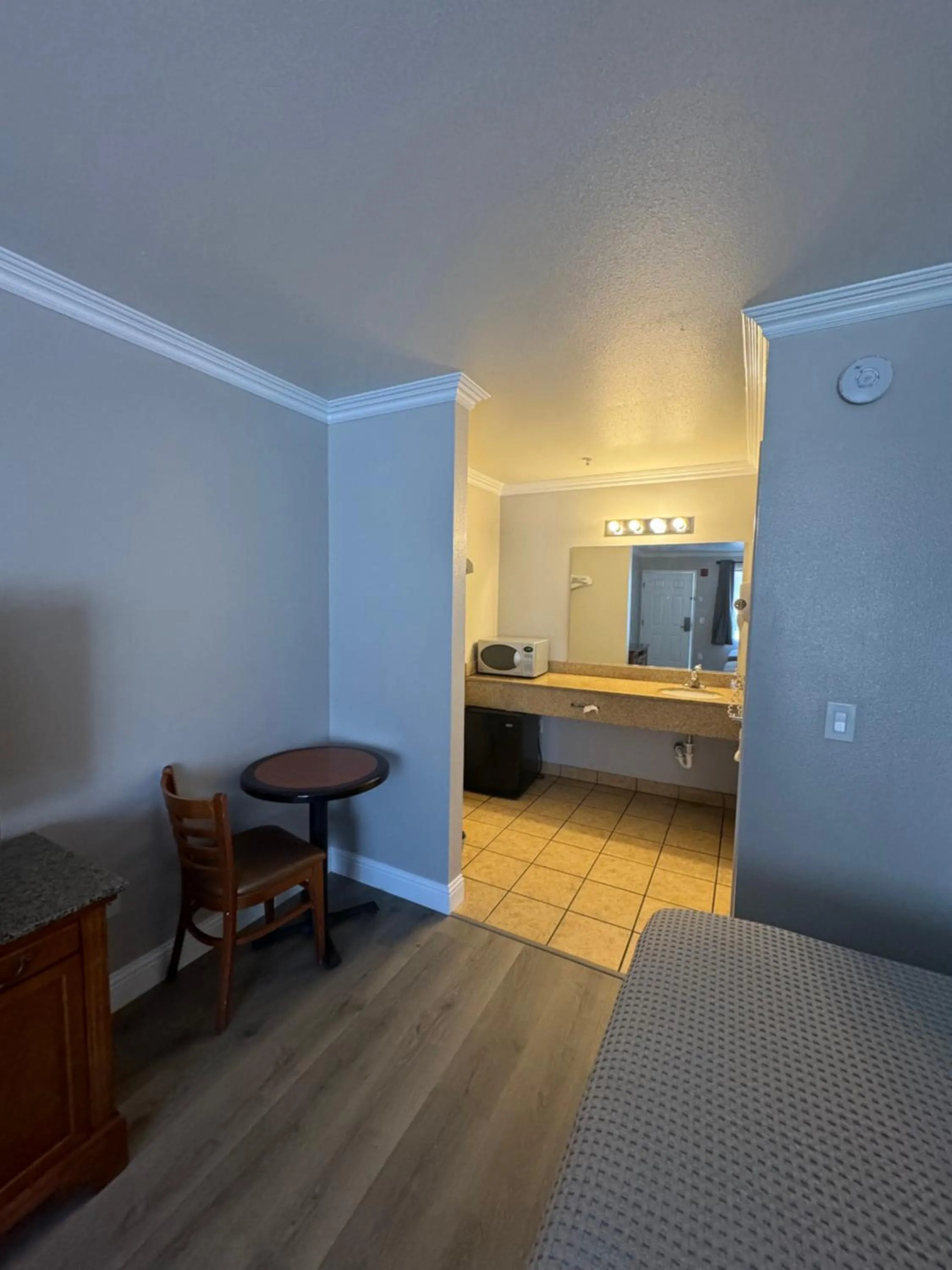 microwave, Bed in Dune Surfer Inn