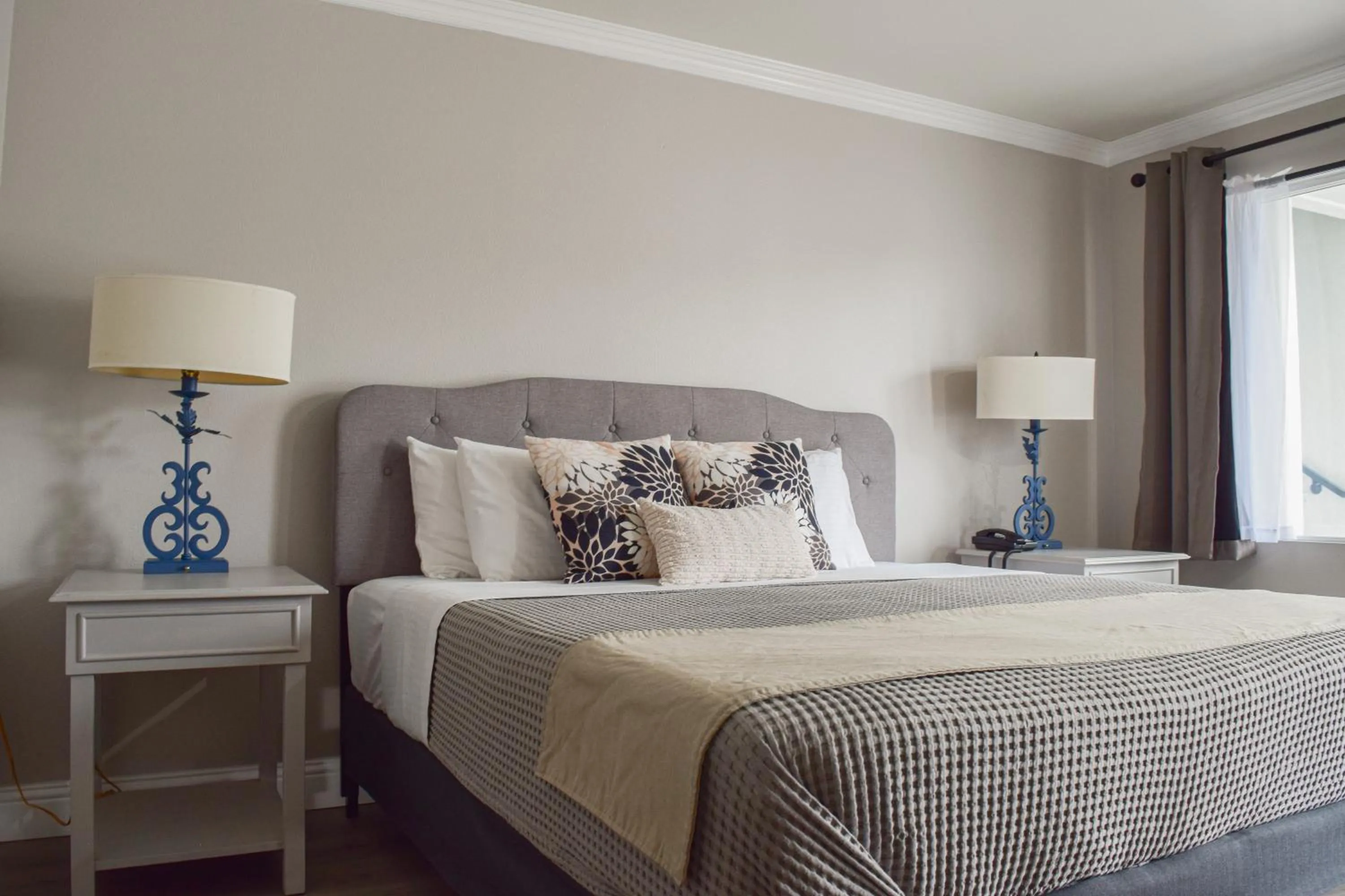 Bed in Dune Surfer Inn