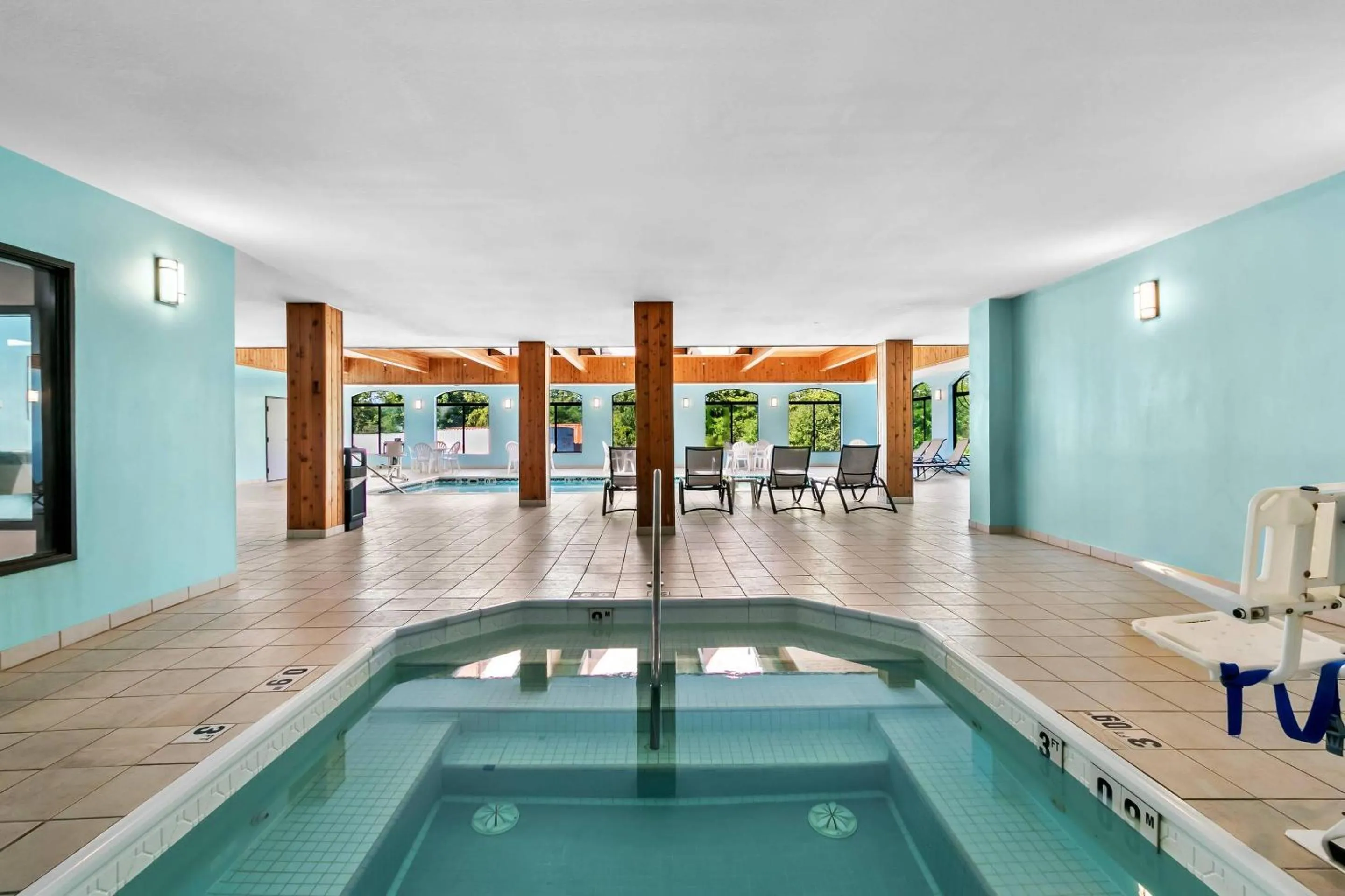 Swimming pool in Comfort Inn & Suites Grand Blanc-Flint