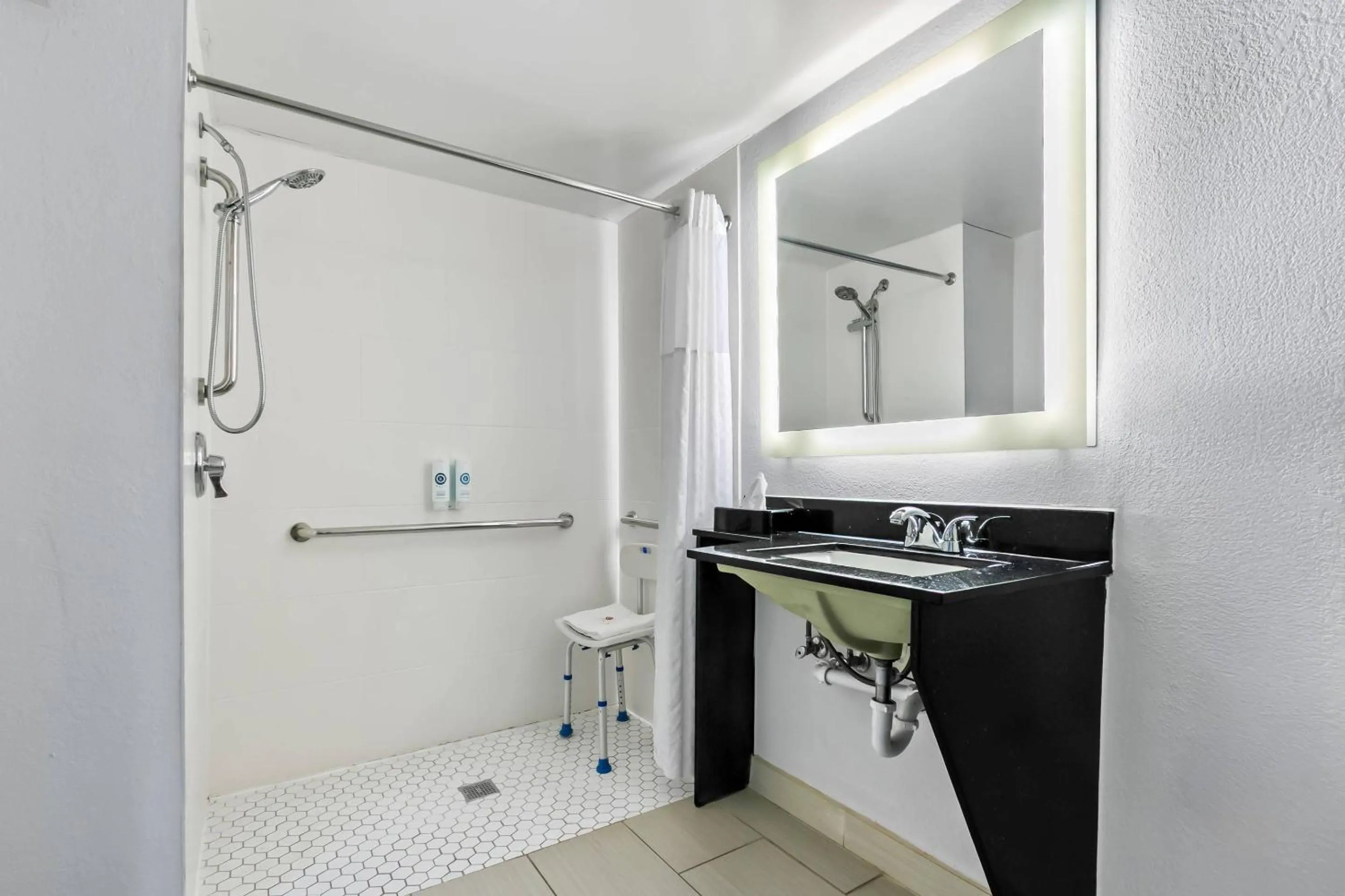 Bedroom in Comfort Inn & Suites Grand Blanc-Flint