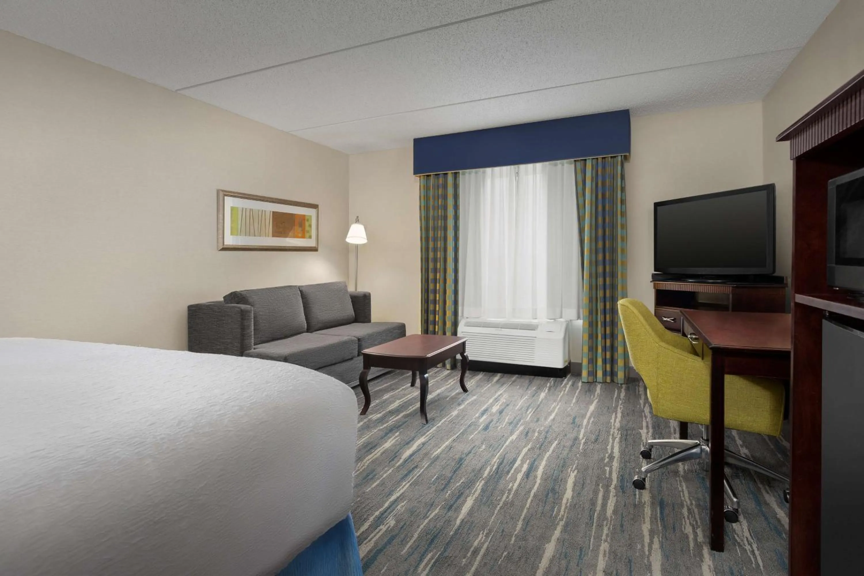 Bedroom, Bed in Hampton Inn Syracuse Clay