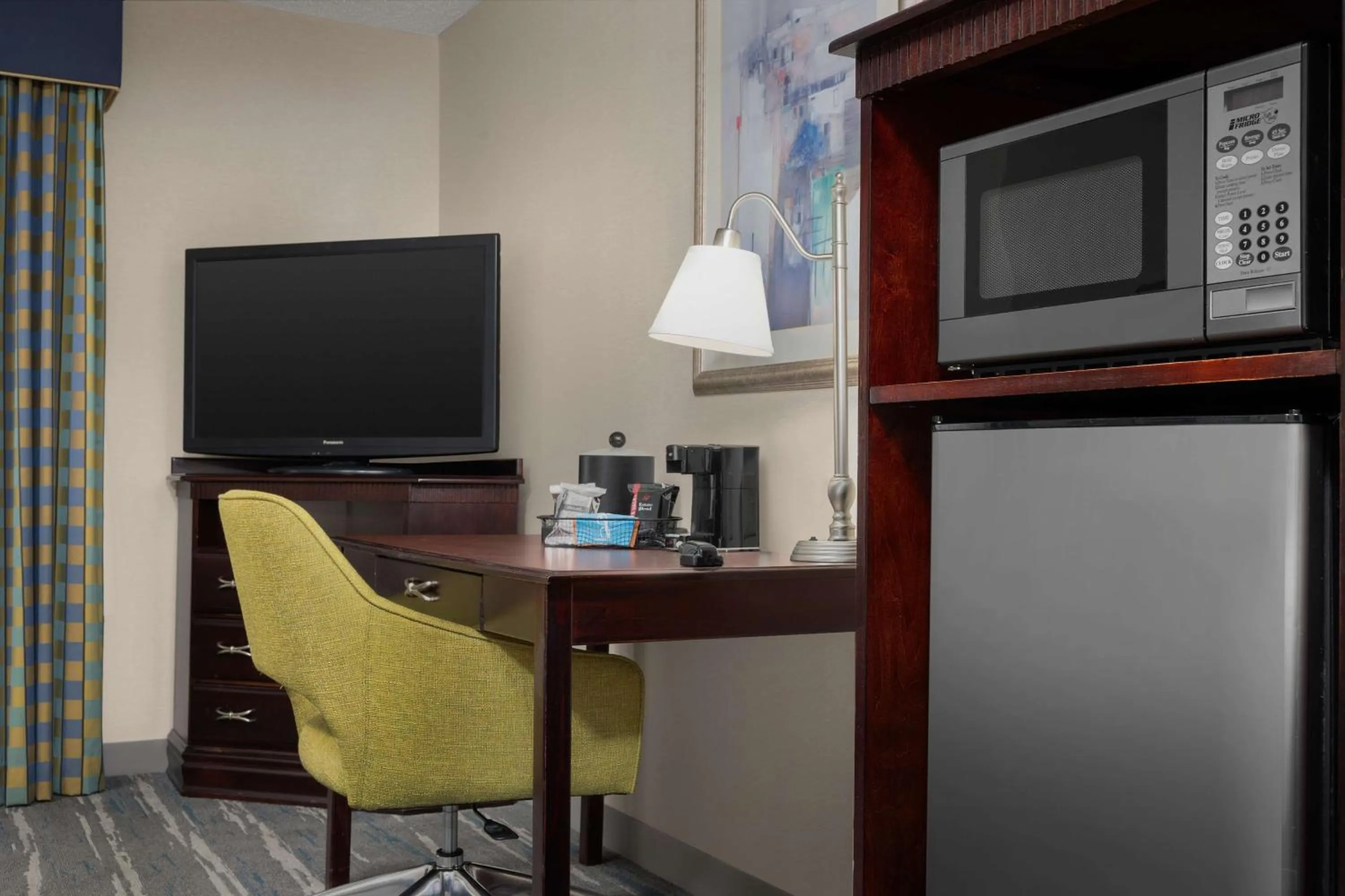 Bedroom in Hampton Inn Syracuse Clay