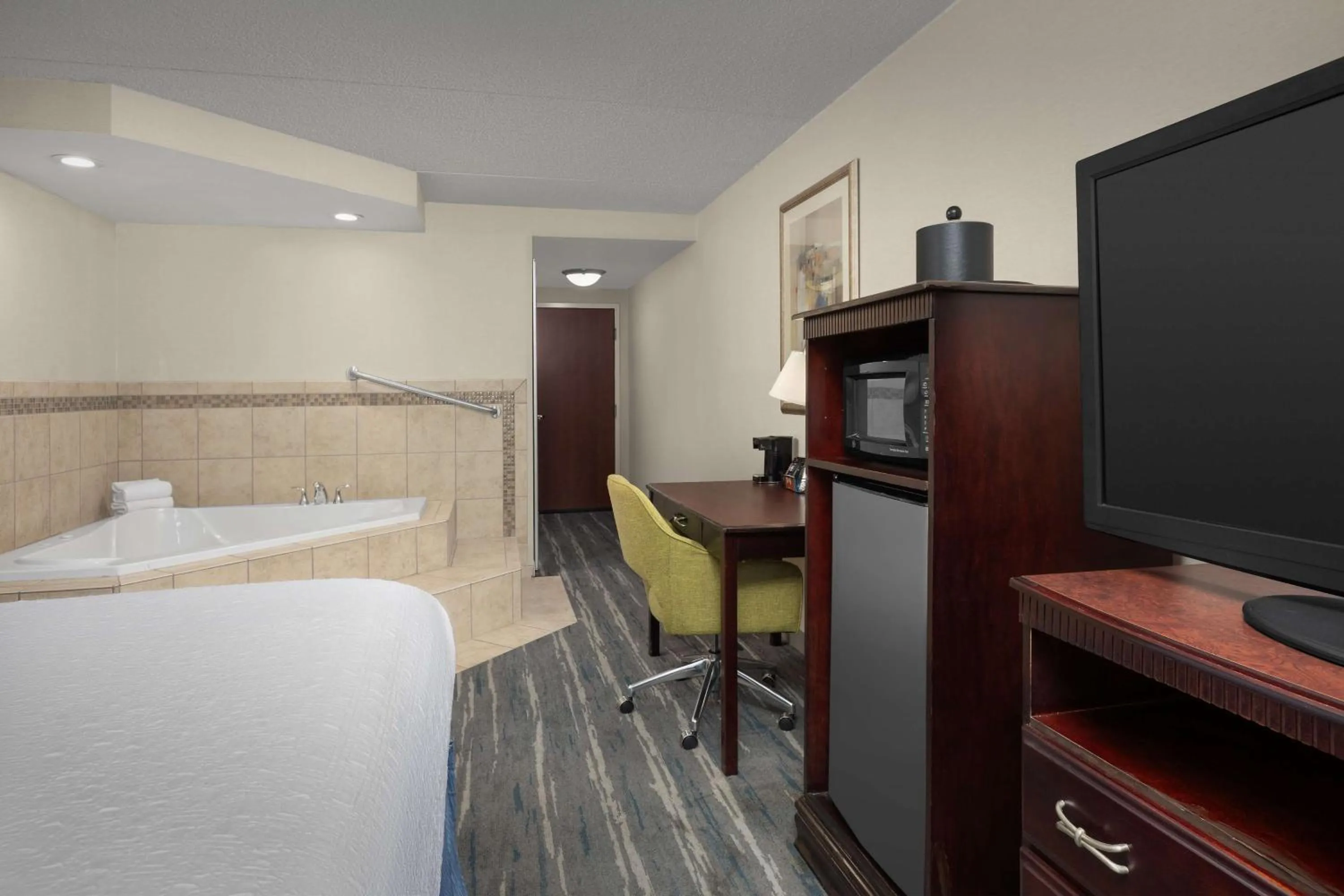 Bathroom, Bed in Hampton Inn Syracuse Clay