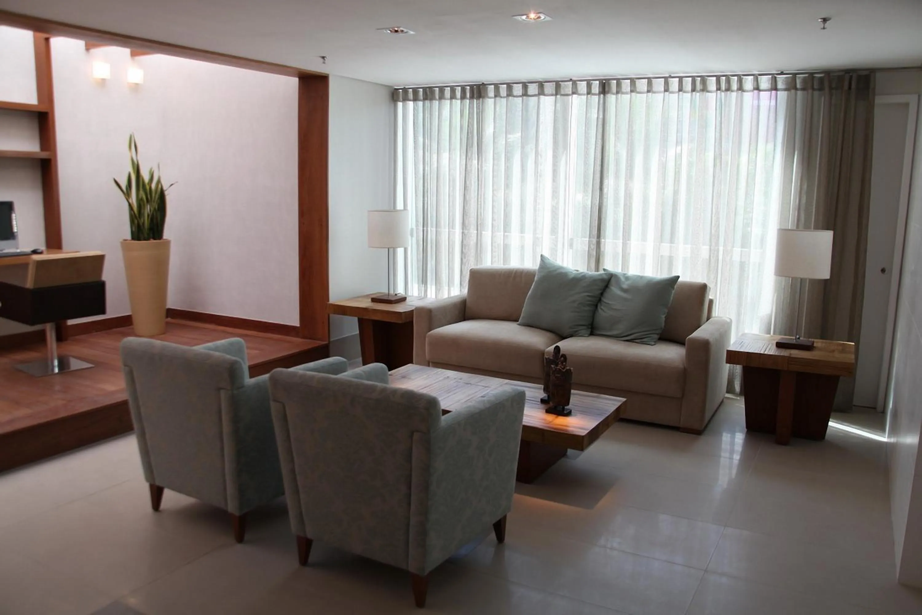 Seating area in Salvador Business & Flat by Avectur