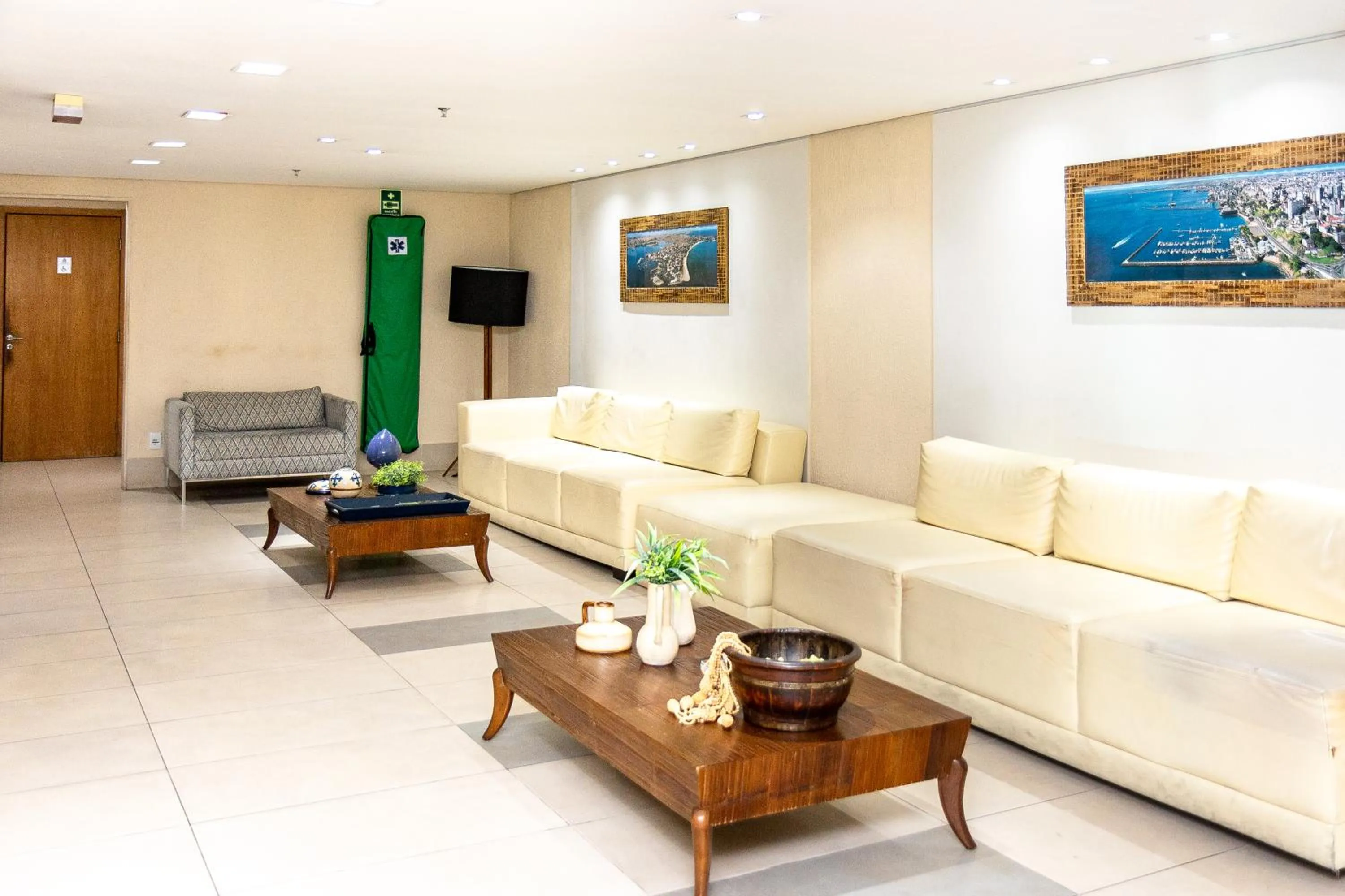 Seating area in Salvador Business & Flat by Avectur