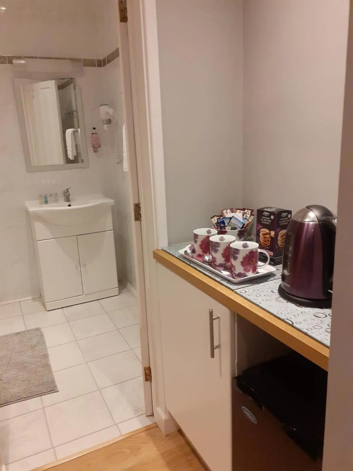 Coffee/tea facilities in Coast 77 B&B