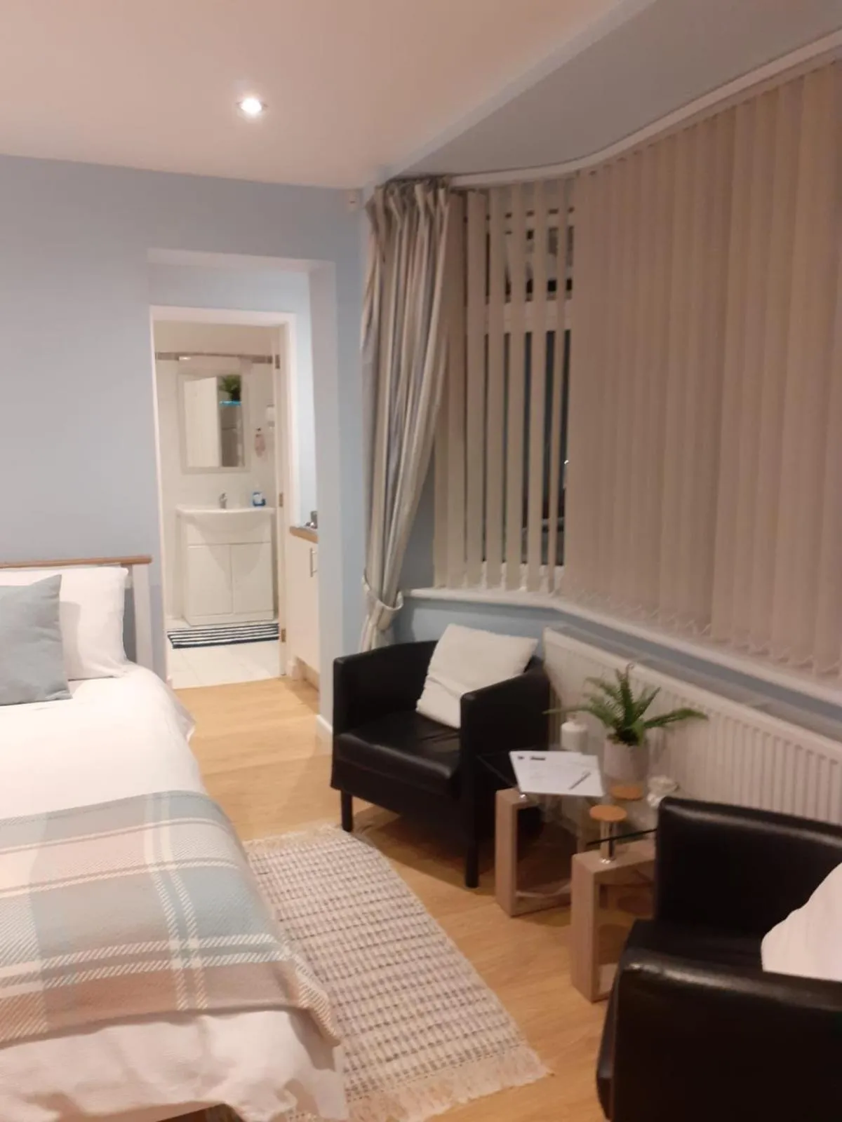 Photo of the whole room, Bed in Coast 77 B&B