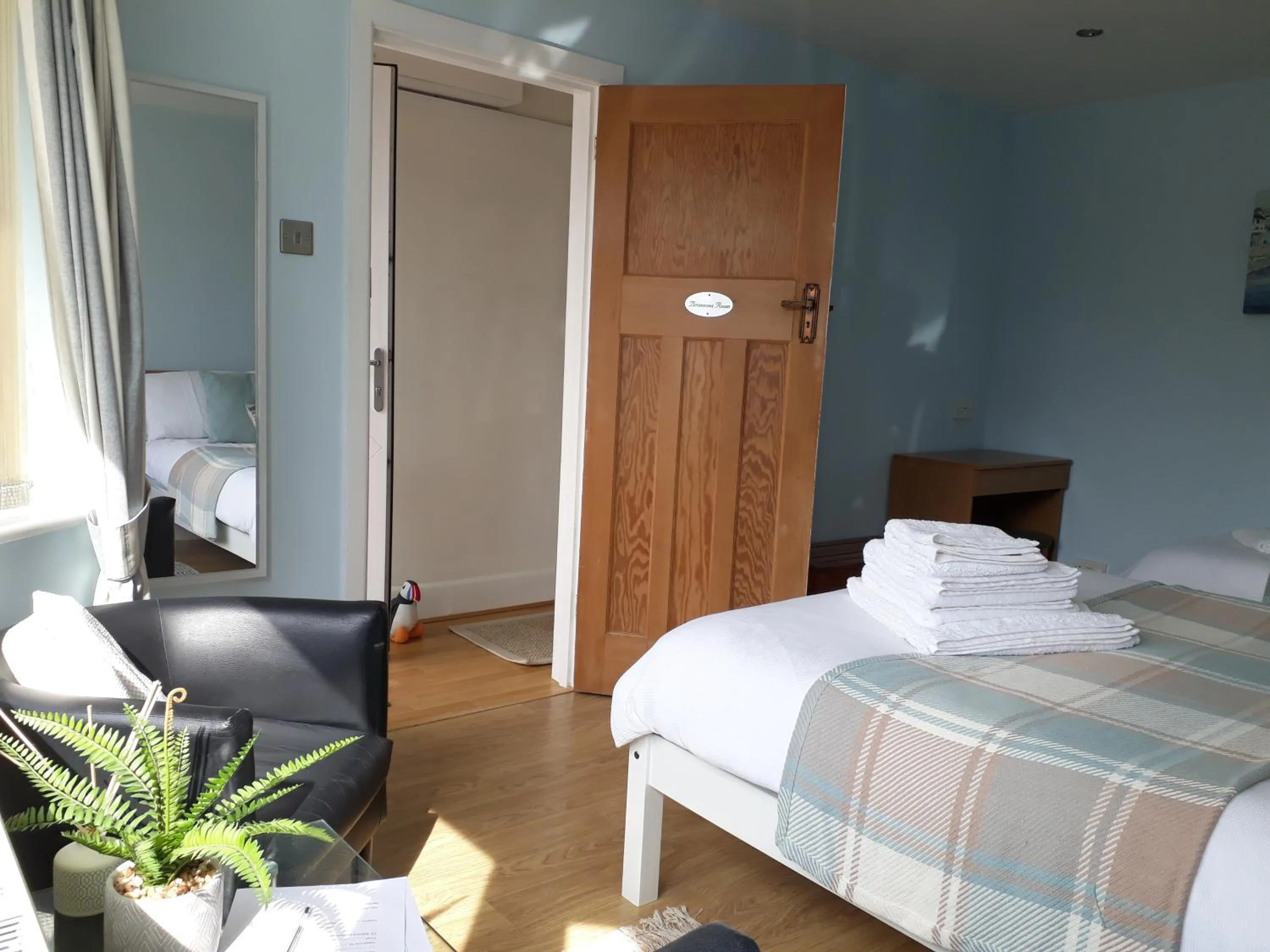 Photo of the whole room, Bed in Coast 77 B&B