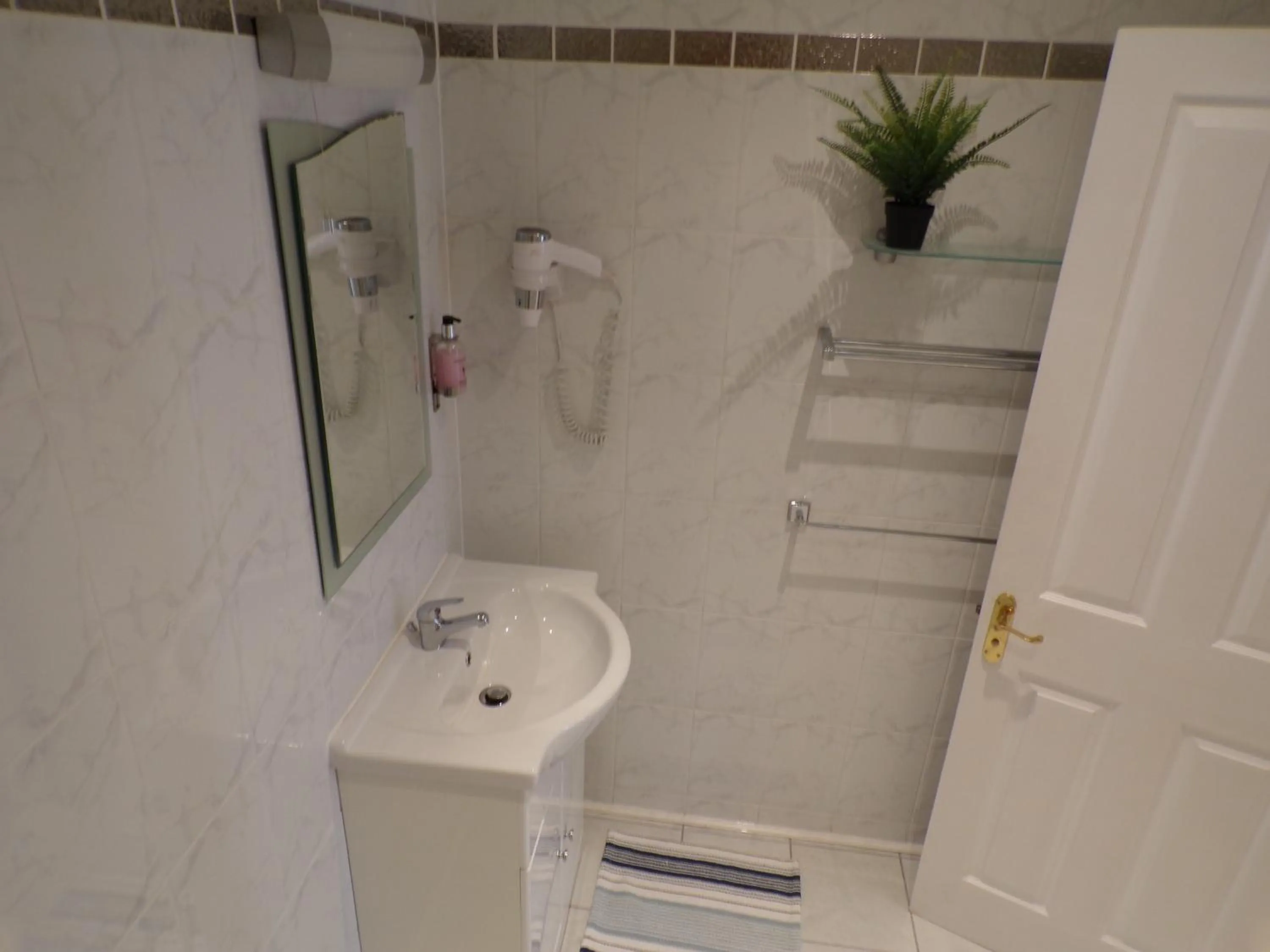 Bathroom in Coast 77 B&B