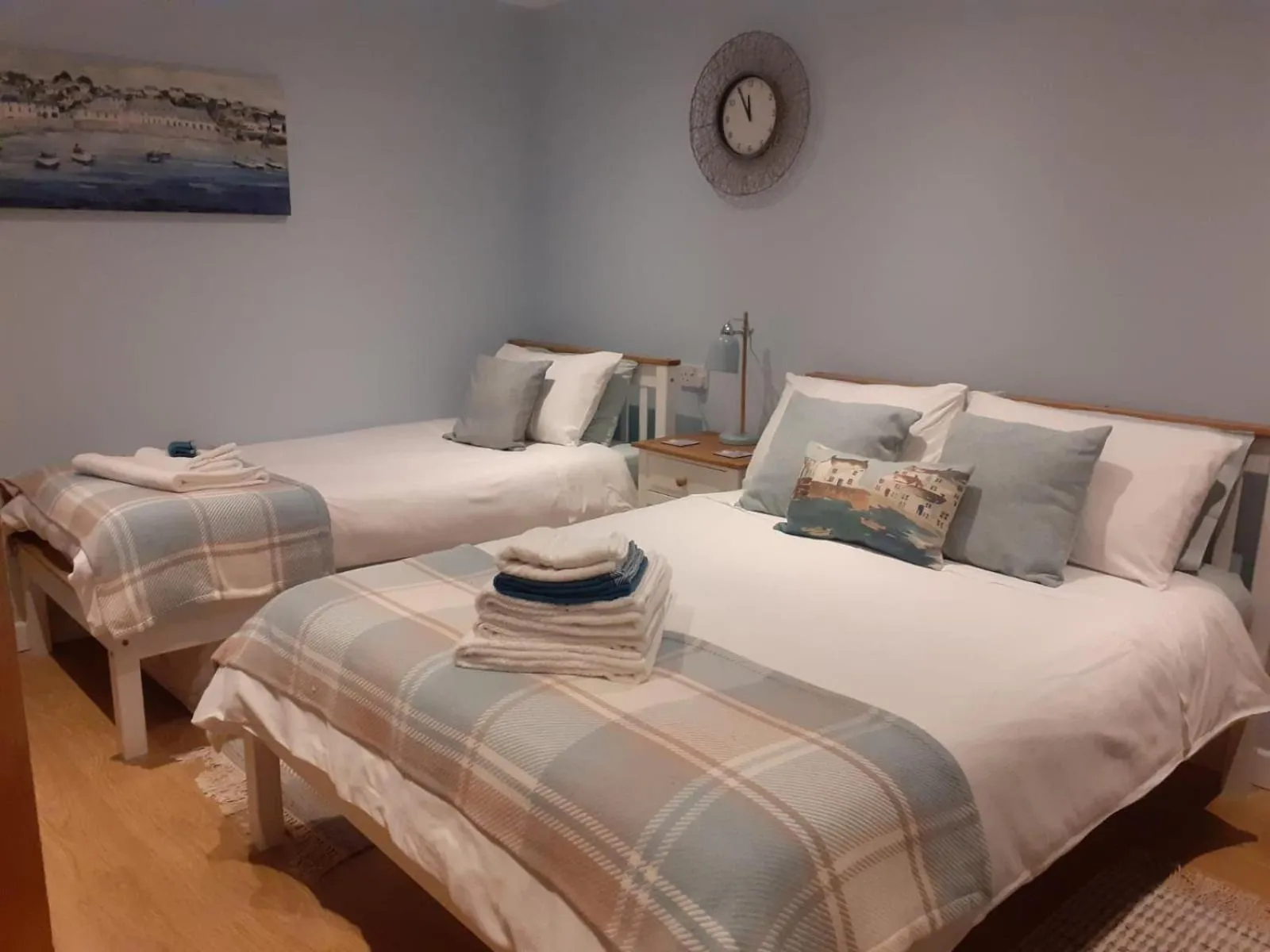 Photo of the whole room, Bed in Coast 77 B&B