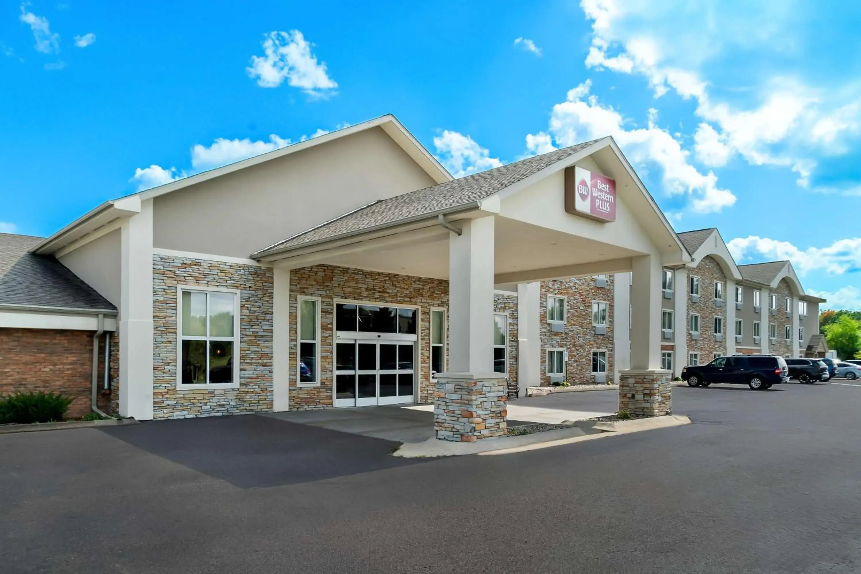 Property building in Best Western Plus Flint Airport Inn & Suites Property building in Best Western Plus Flint Airport Inn & Suites