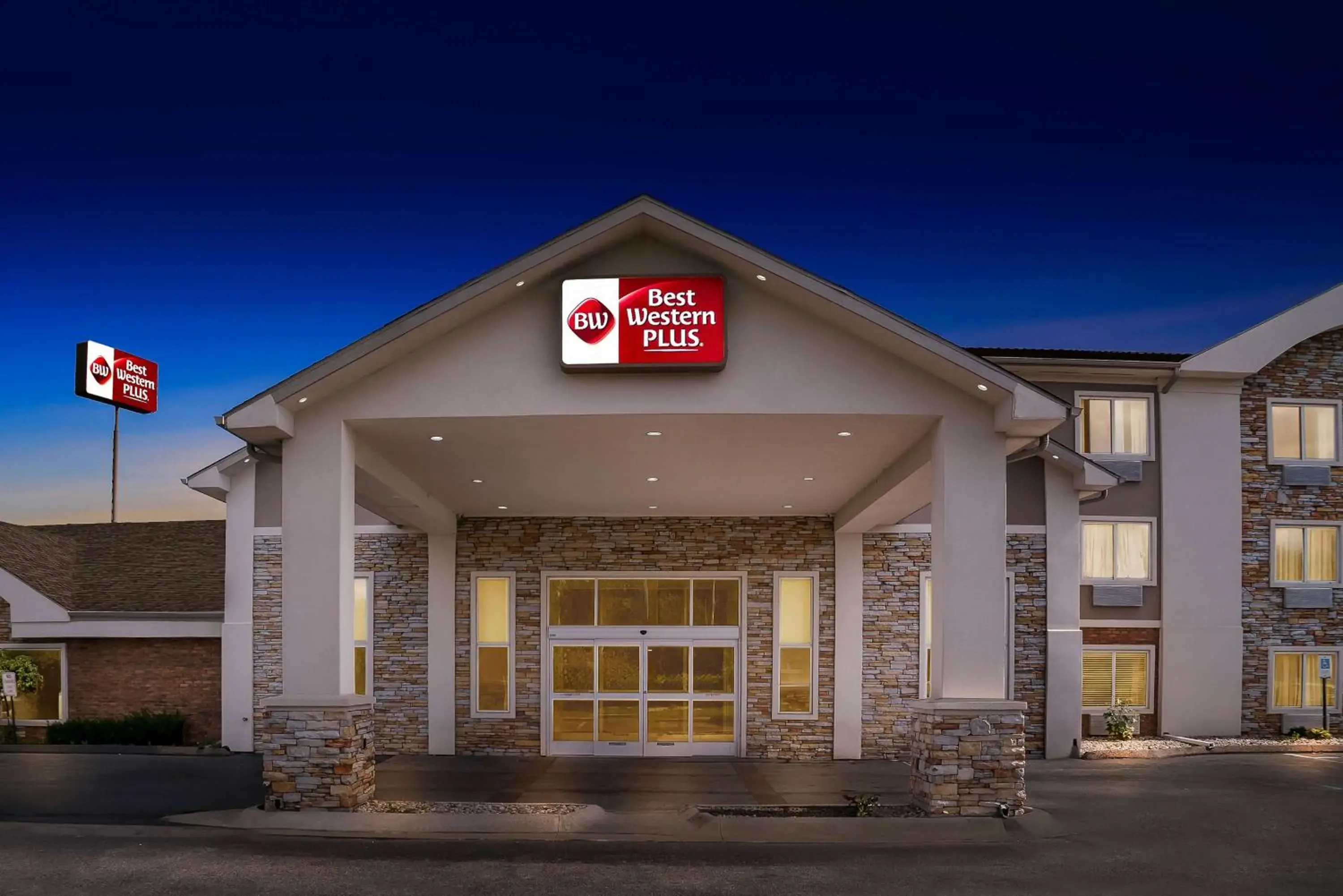 Property building in Best Western Plus Flint Airport Inn & Suites Property building in Best Western Plus Flint Airport Inn & Suites