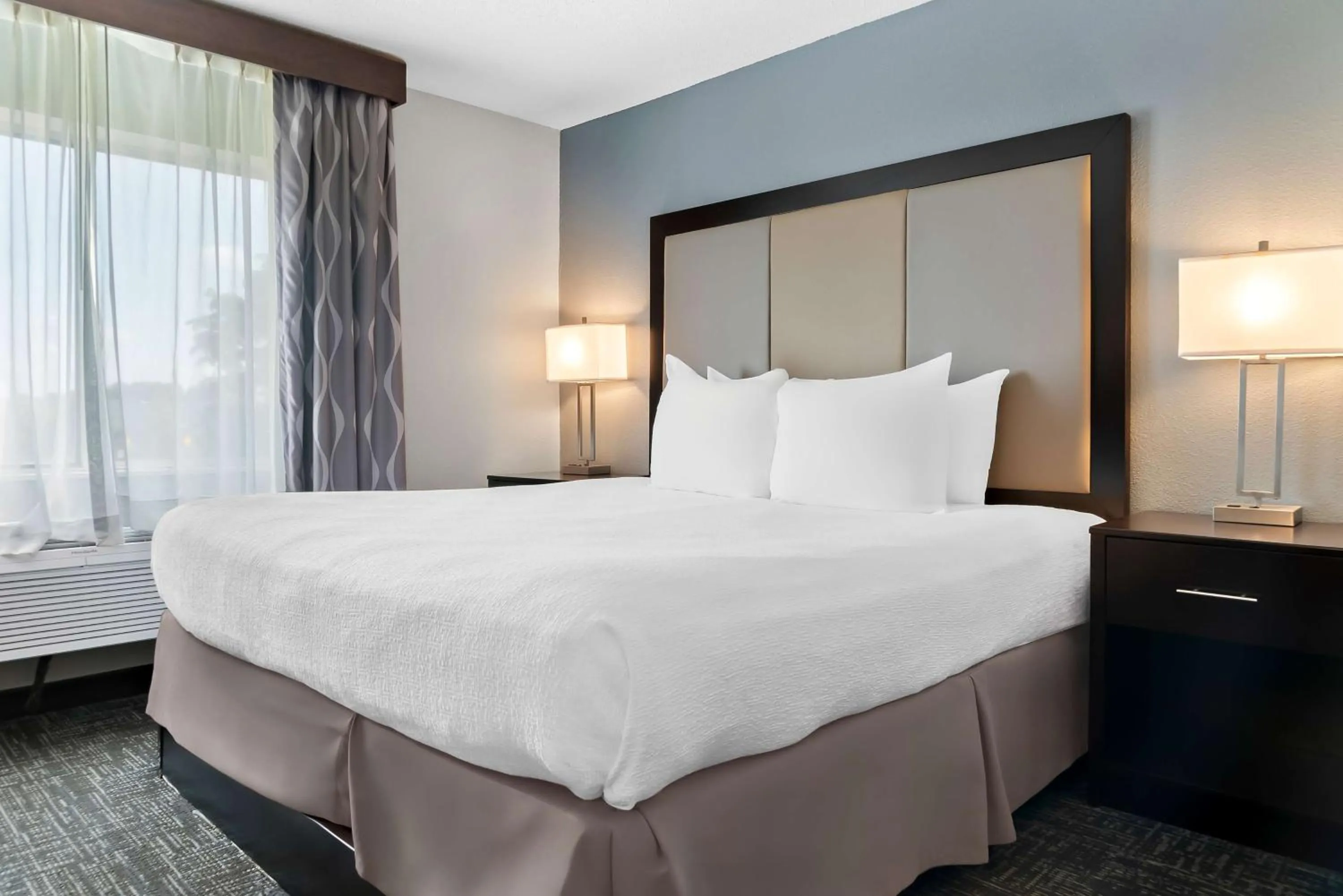 Bedroom, Bed in Best Western Plus Flint Airport Inn & Suites