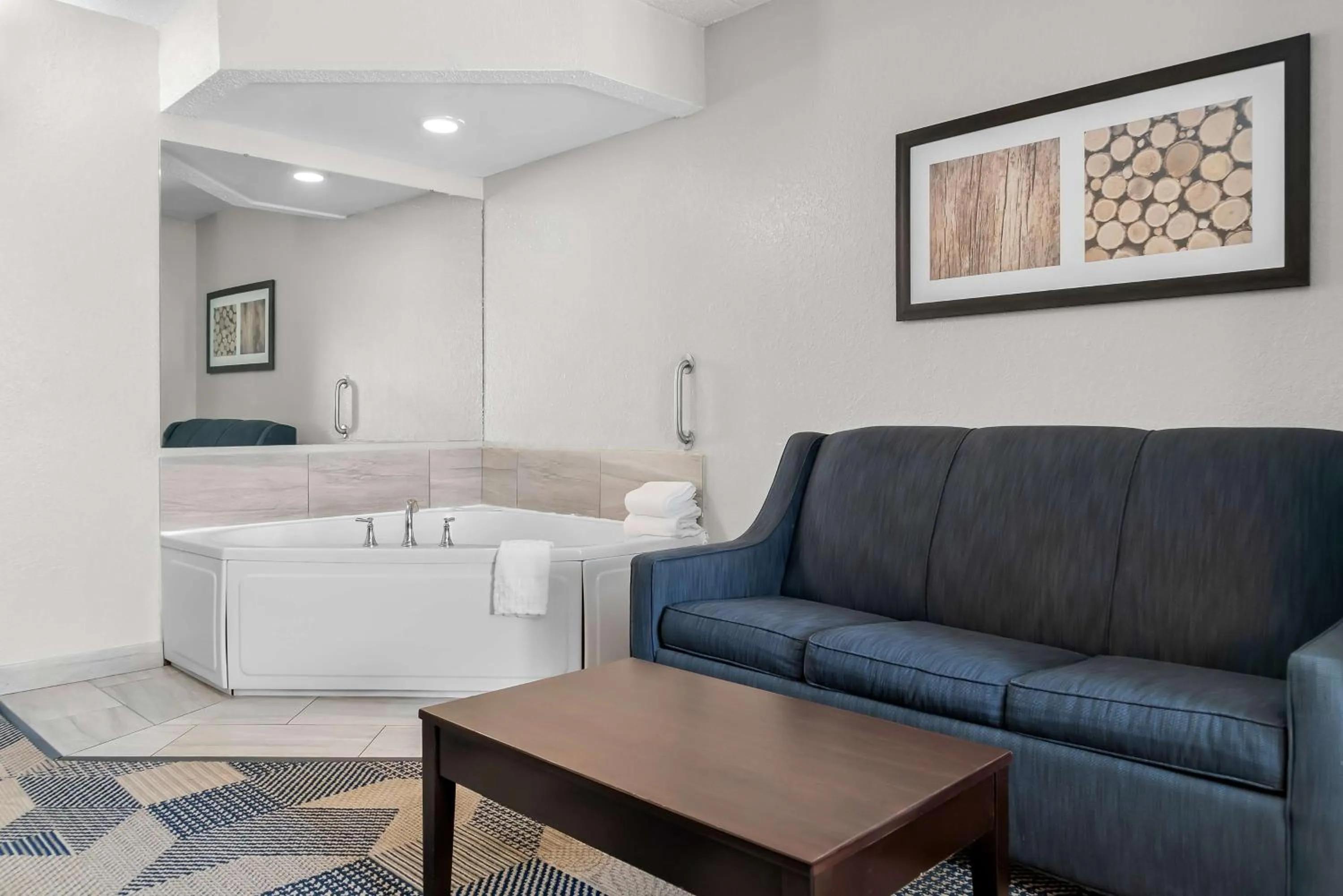 Bedroom in Best Western Plus Flint Airport Inn & Suites