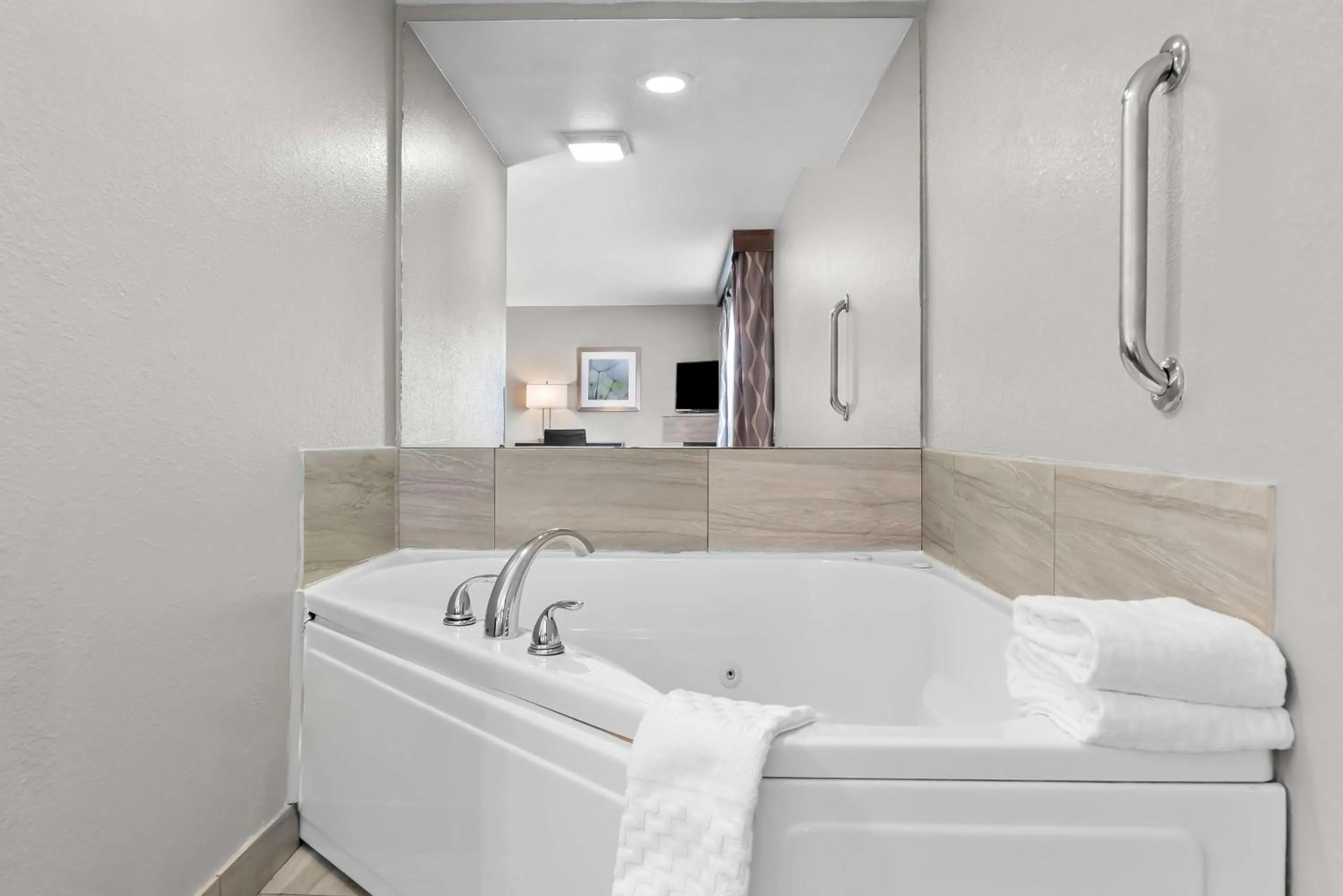 Bedroom in Best Western Plus Flint Airport Inn & Suites