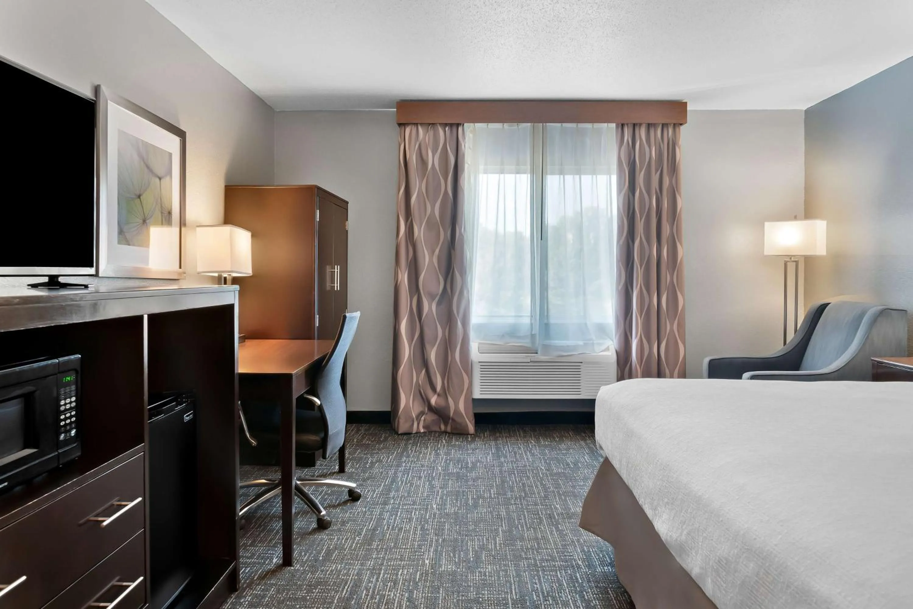 Bedroom, Bed in Best Western Plus Flint Airport Inn & Suites