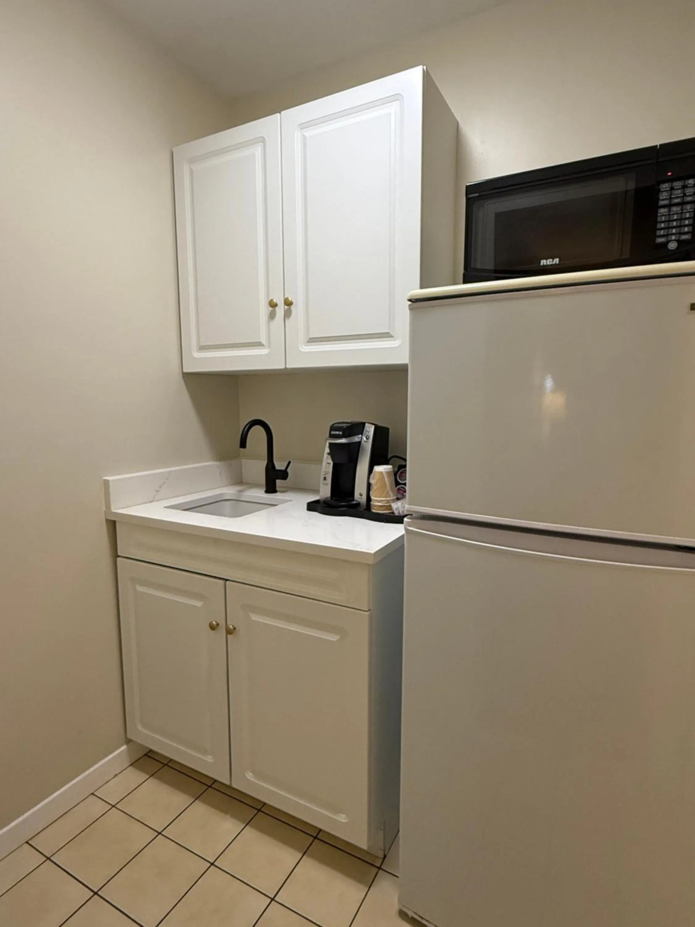 Kitchen or kitchenette in Aurora Inn