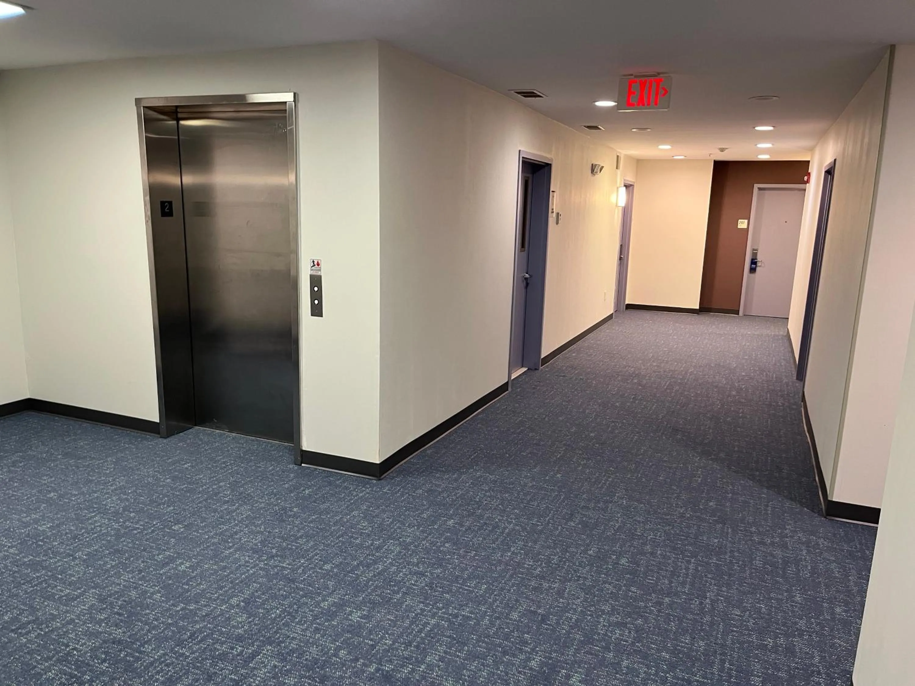 elevator in Tapa Hotel Inn & Suites