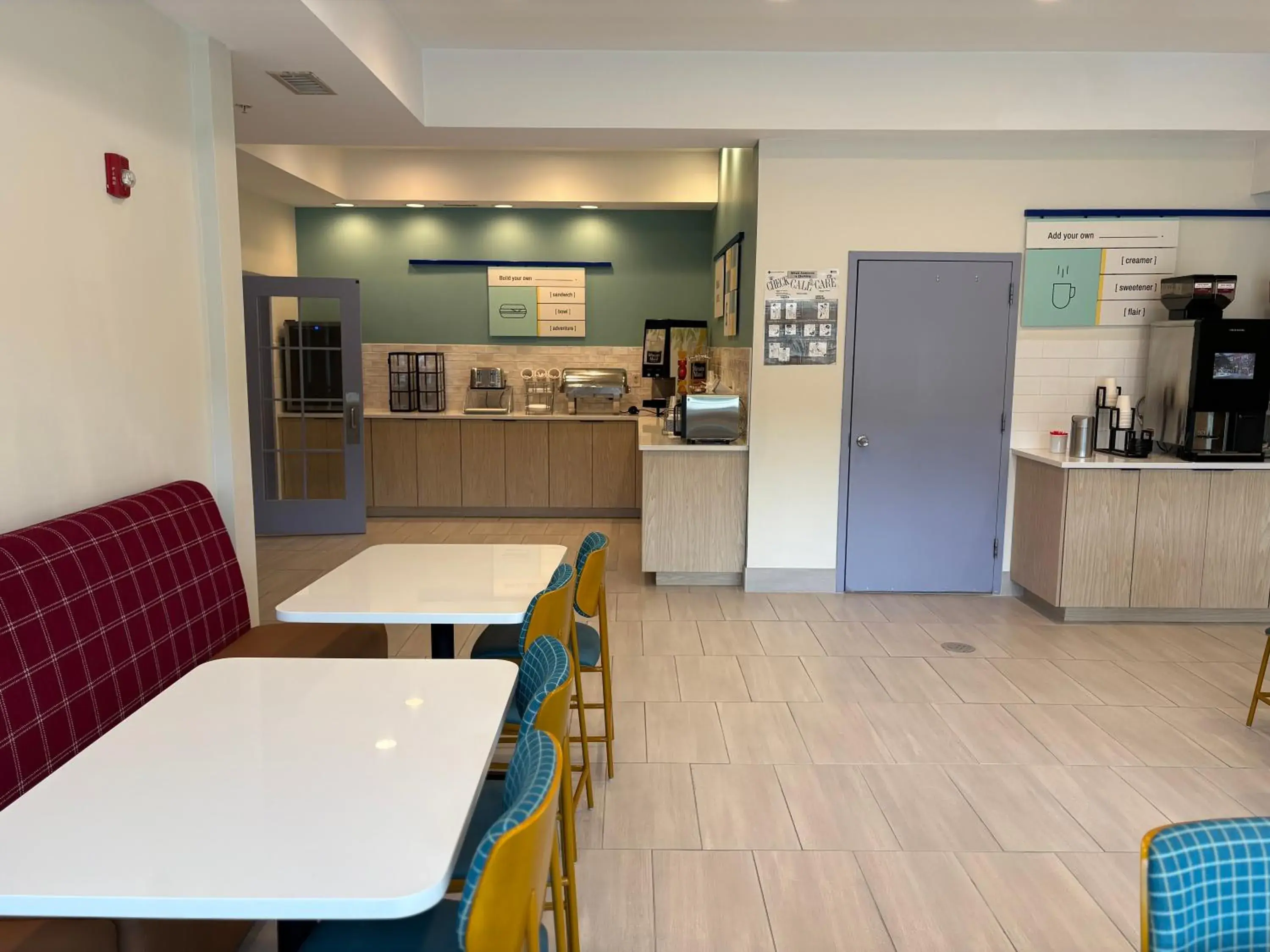 Breakfast in Tapa Hotel Inn & Suites Breakfast in Tapa Hotel Inn & Suites