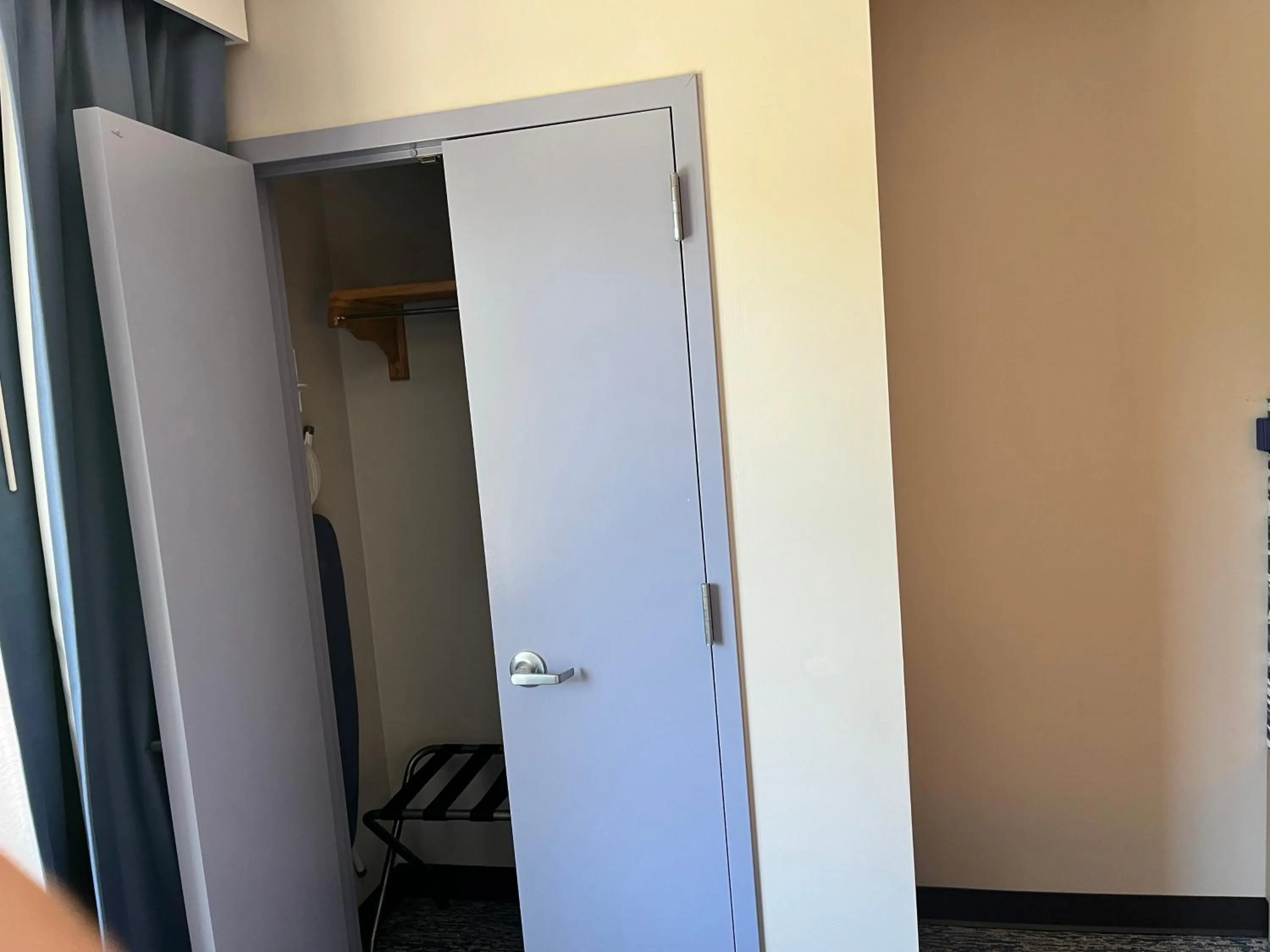 wardrobe in Tapa Hotel Inn & Suites