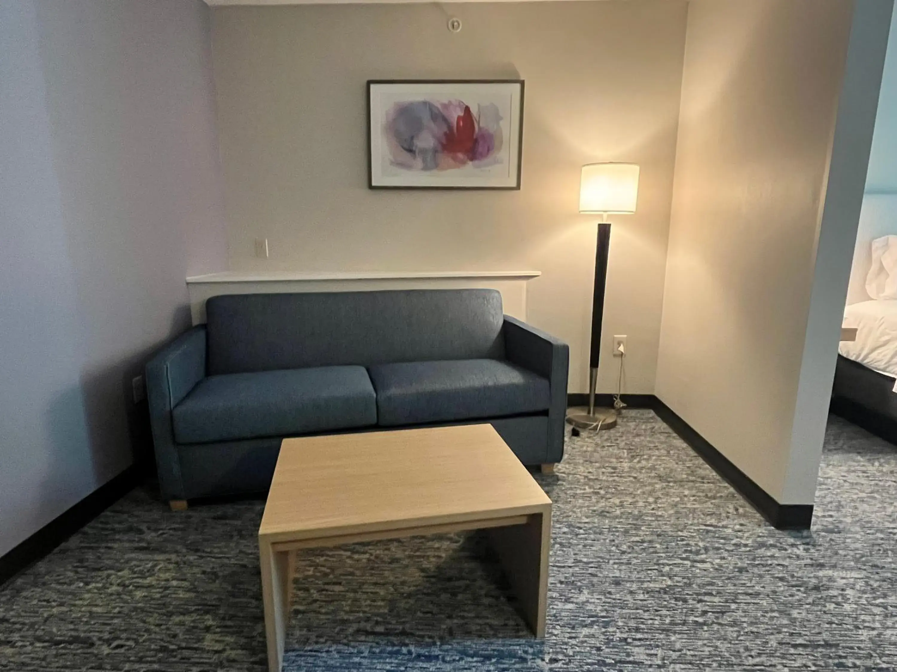 Living room, Bed in Tapa Hotel Inn & Suites Living room, Bed in Tapa Hotel Inn & Suites