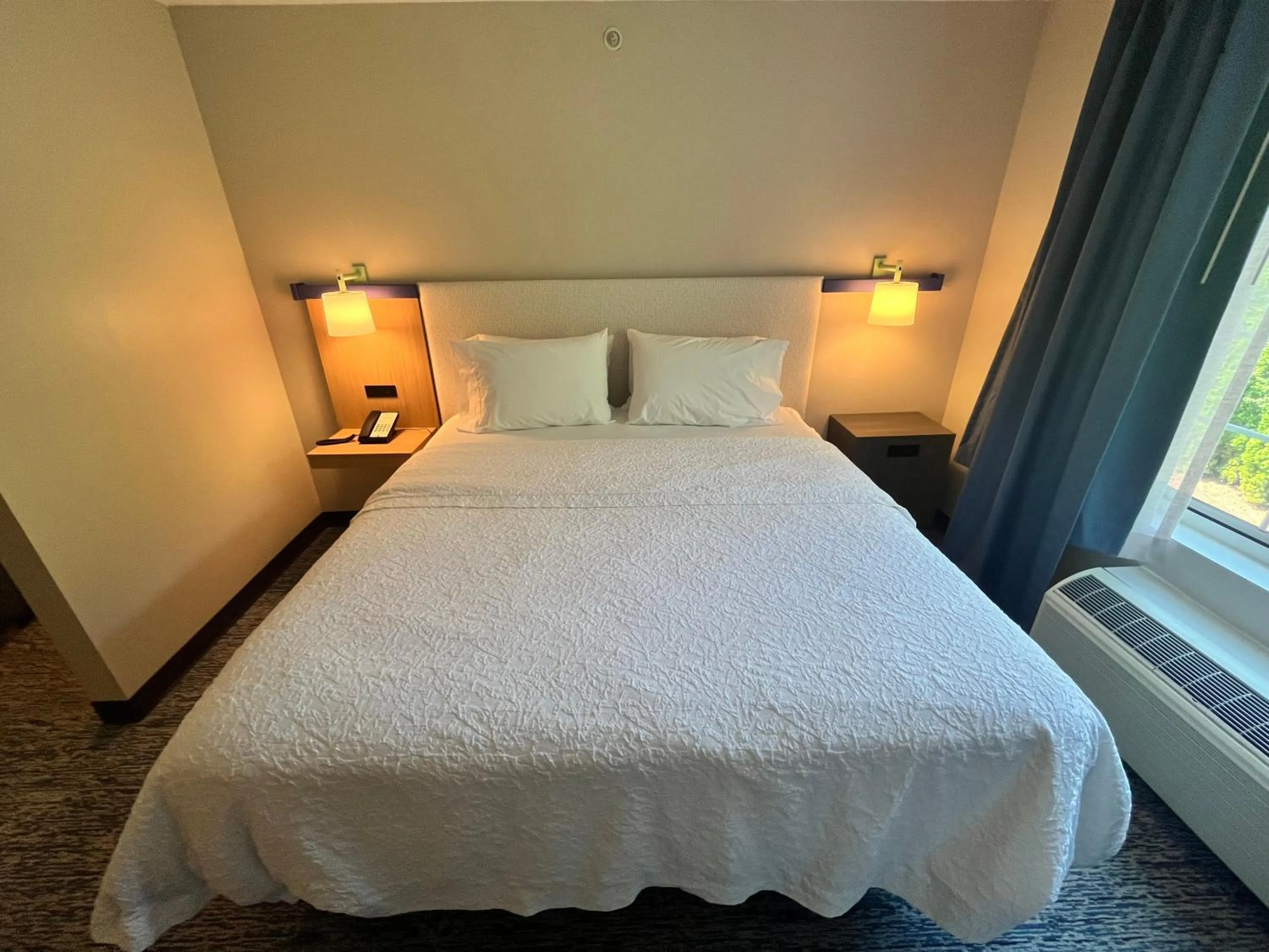 Bedroom, Bed in Tapa Hotel Inn & Suites