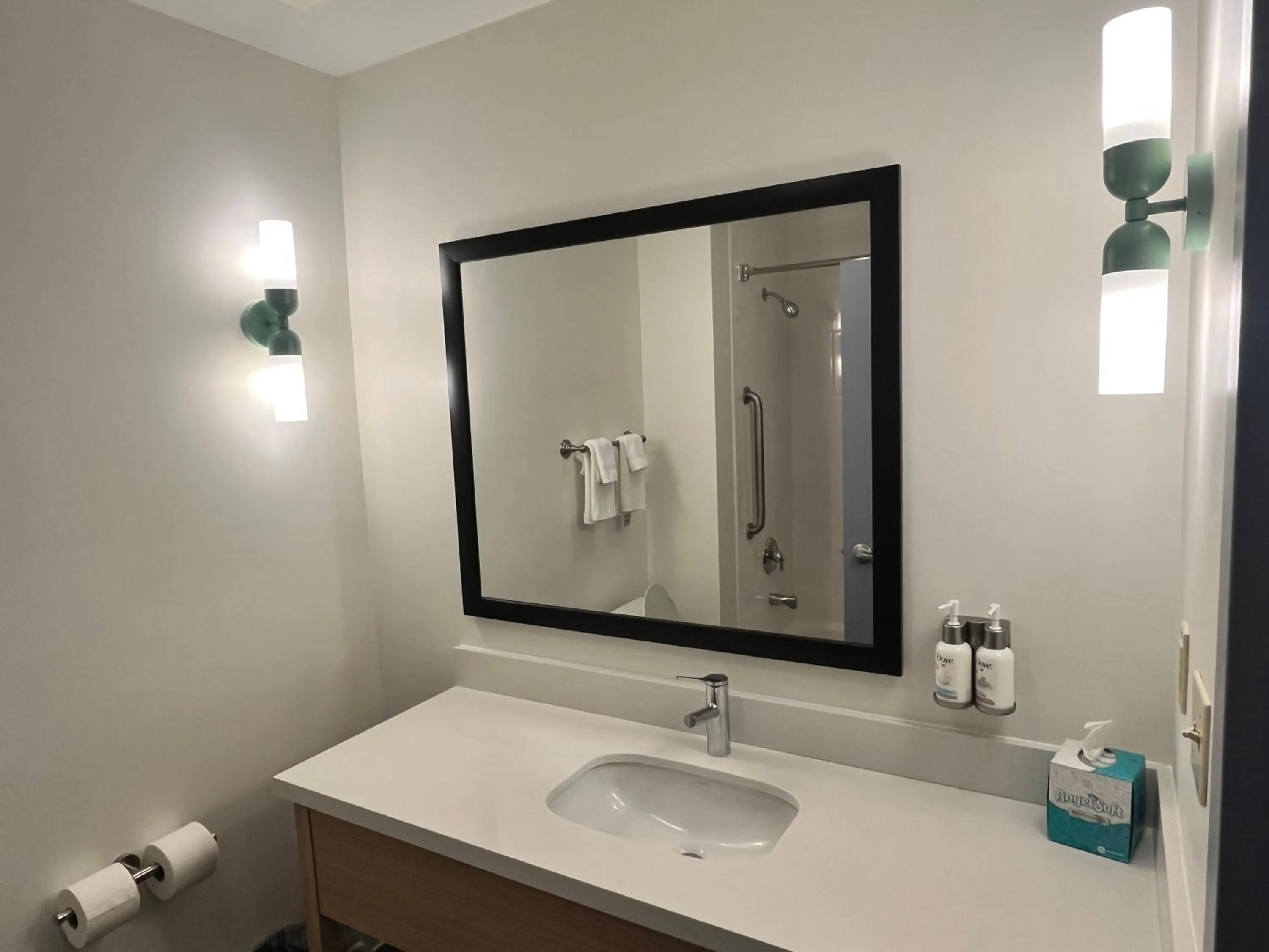 Bathroom in Tapa Hotel Inn & Suites