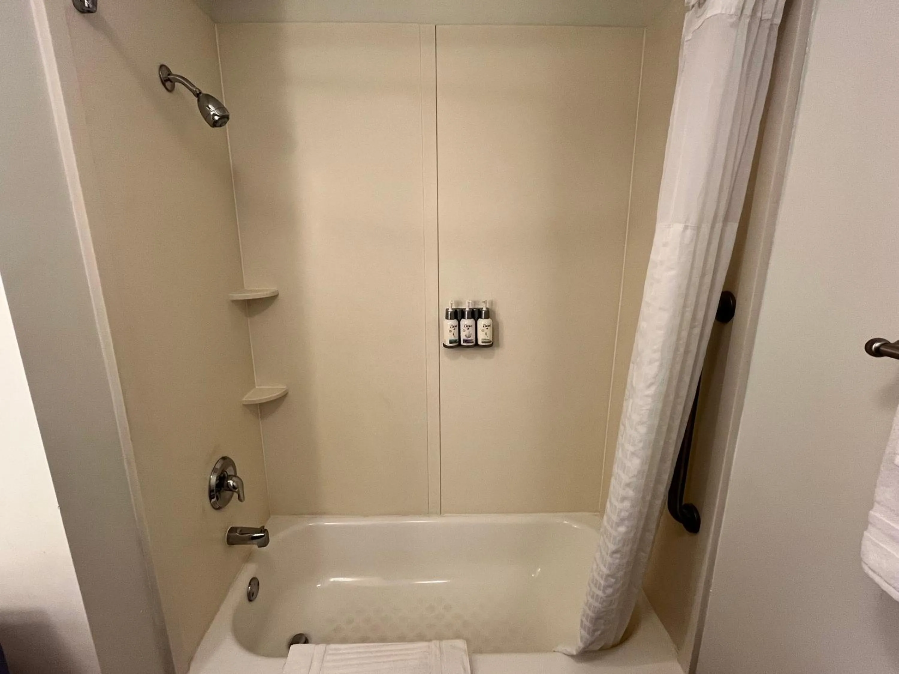 Bathroom in Tapa Hotel Inn & Suites