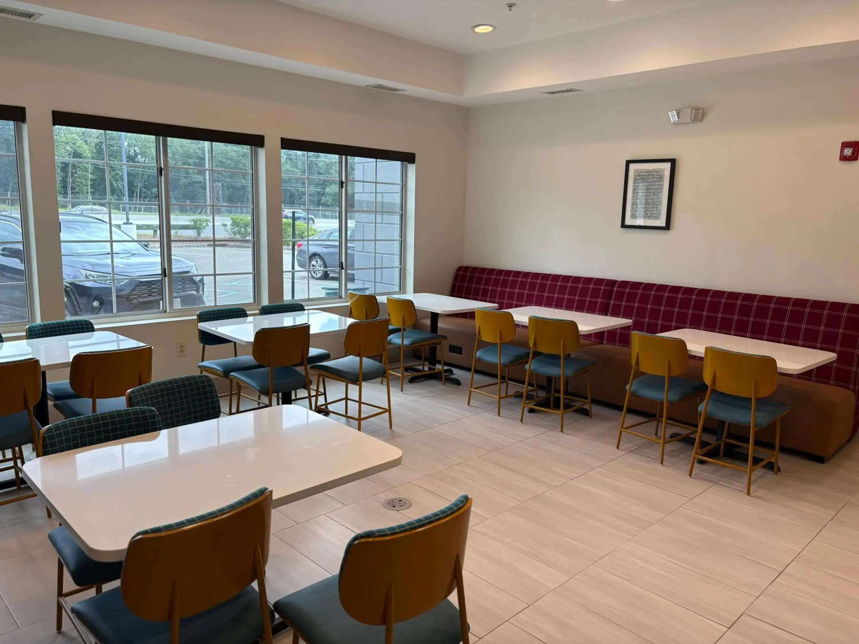 Breakfast in Tapa Hotel Inn & Suites Breakfast in Tapa Hotel Inn & Suites