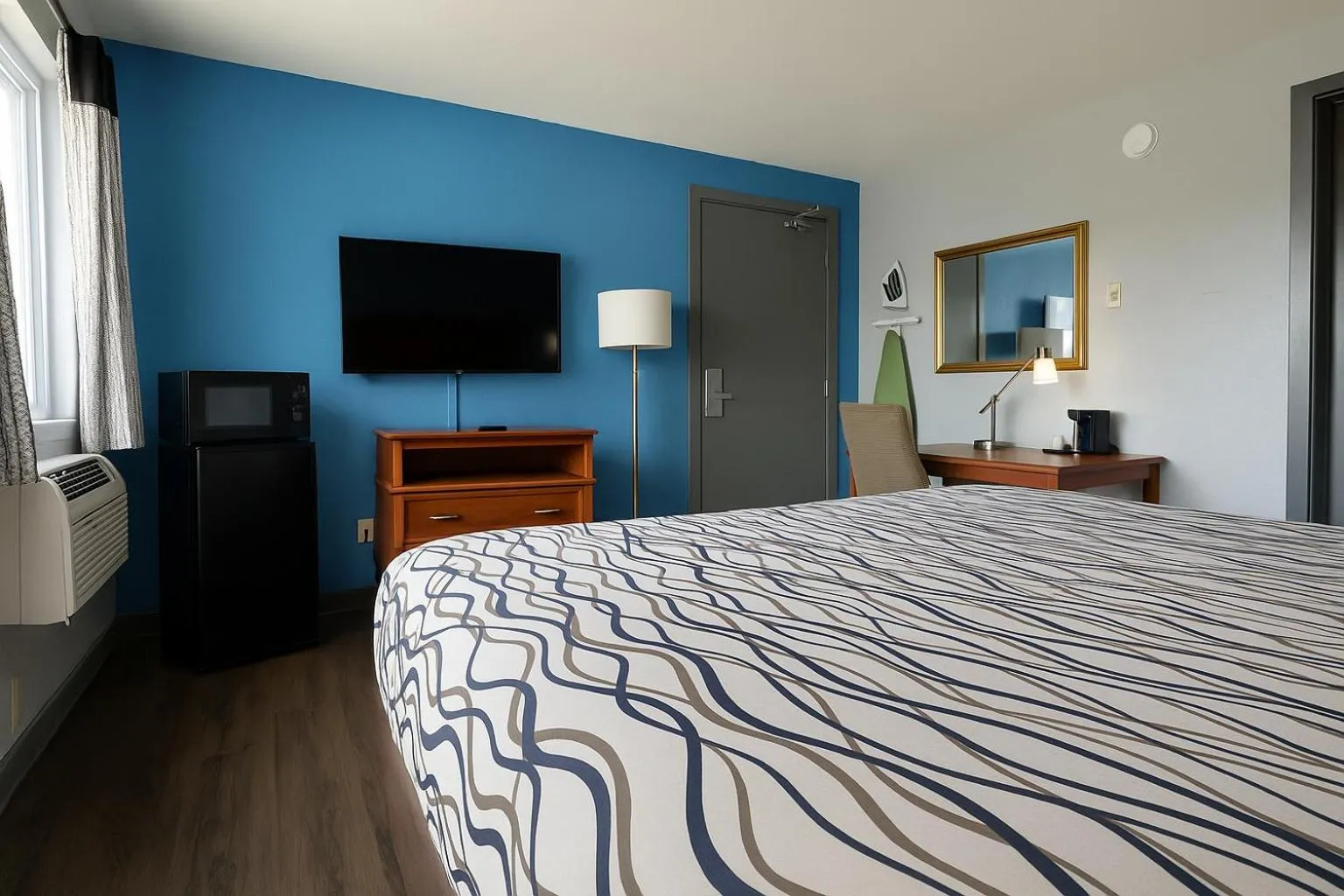 Bedroom, Bed in Executive Inn Owatonna Hwy 35